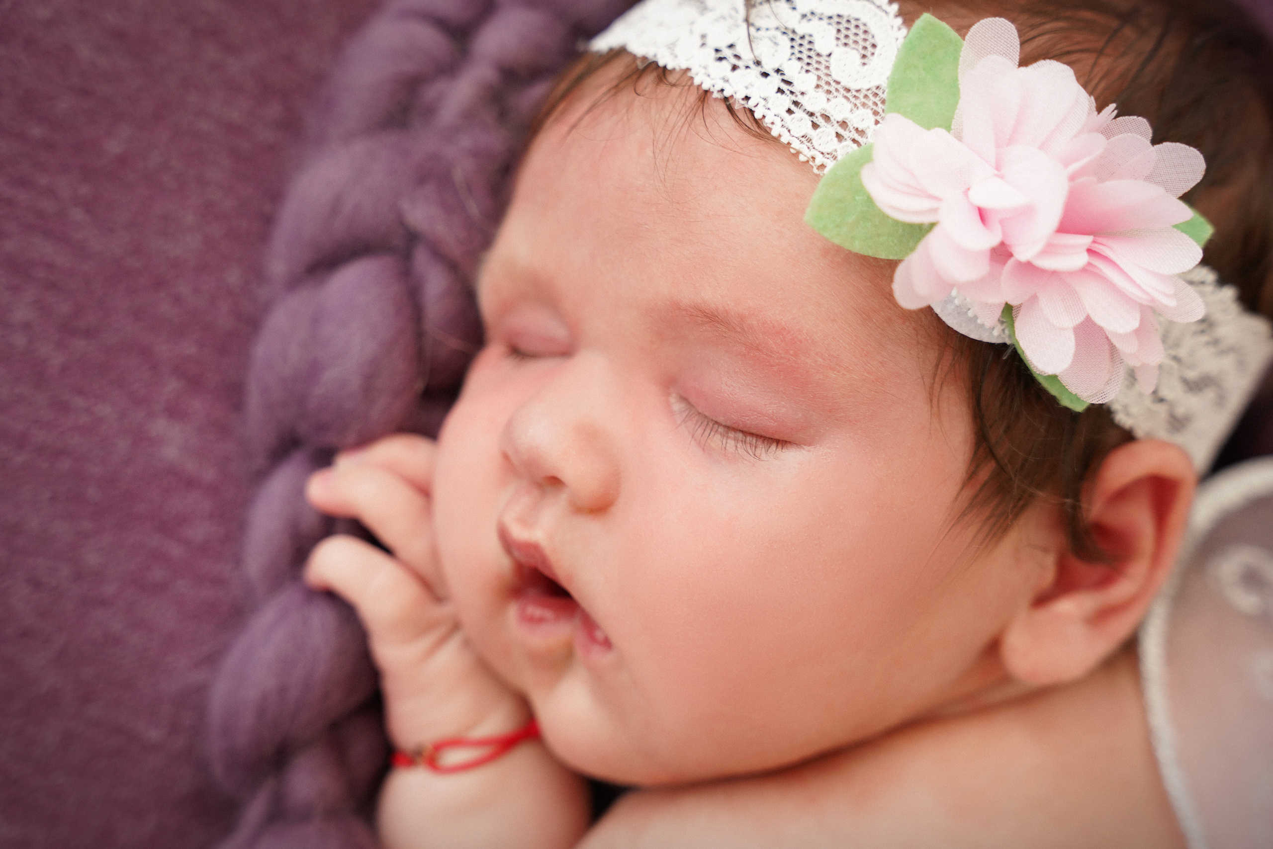 Porträt eines Mädchens, das mit einer Wange auf der Hand liegt