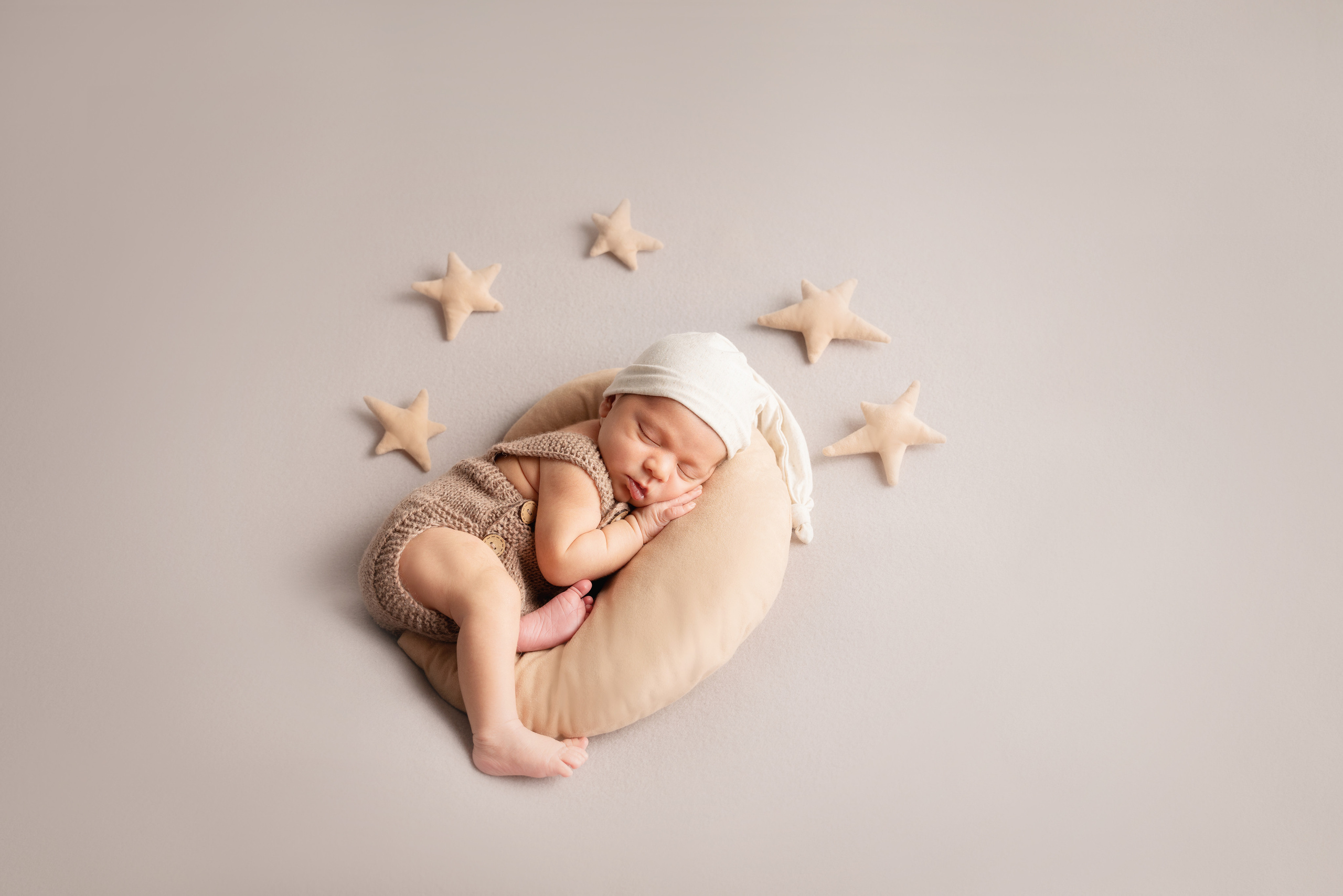 kleiner zwerg schläft auf dem mond