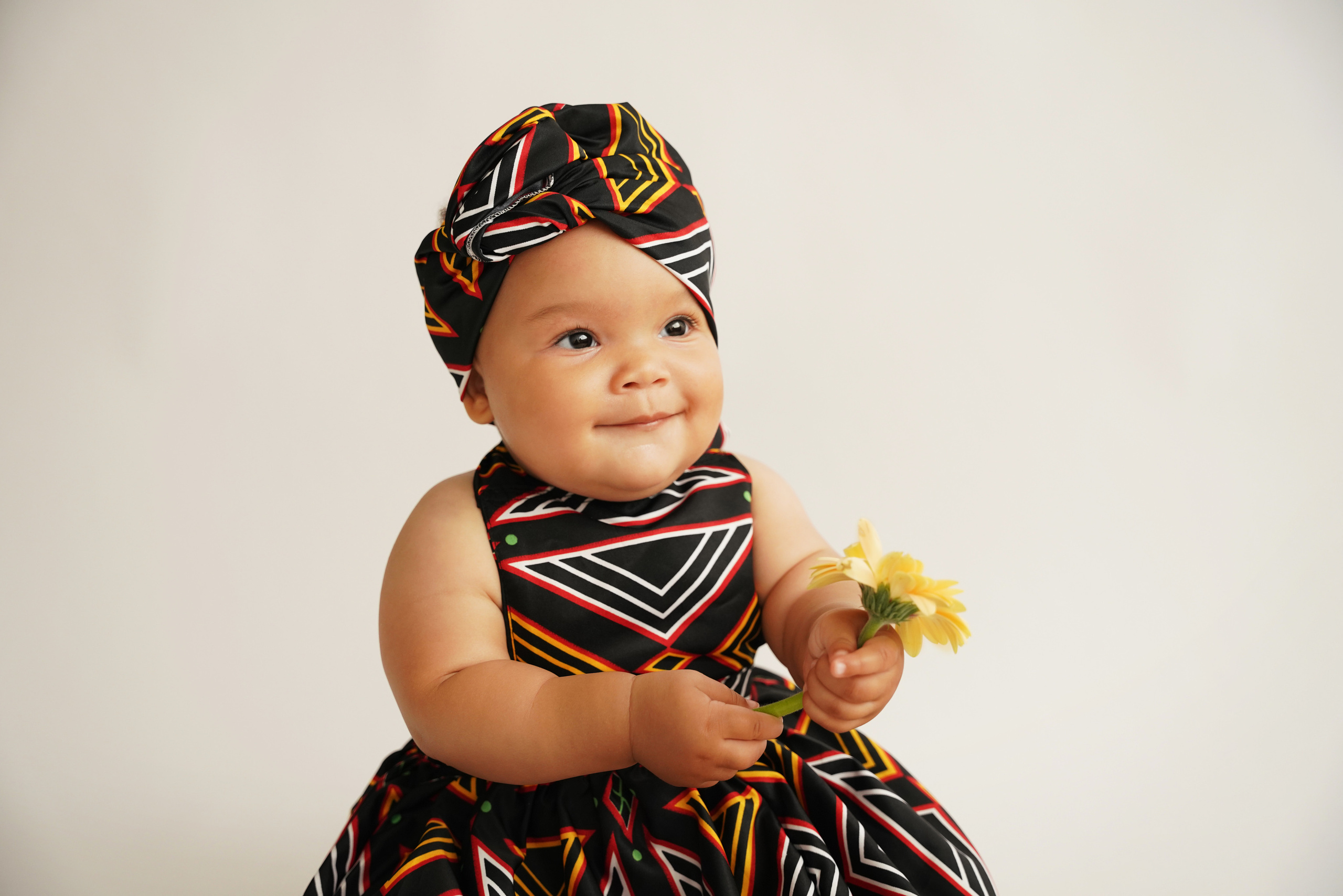 Foto eines afroamerikanischen Mädchens in Tracht