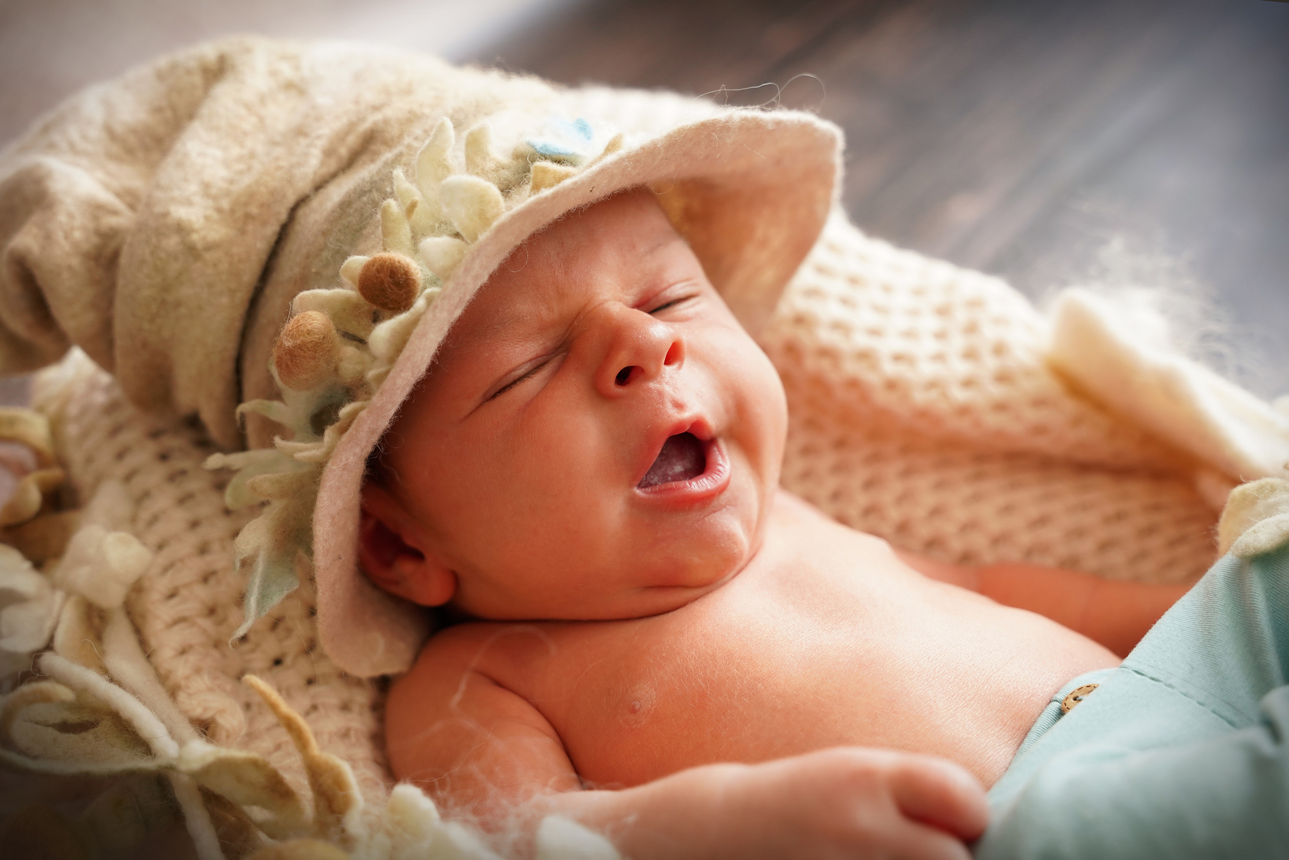 gähnendes Neugeborenes