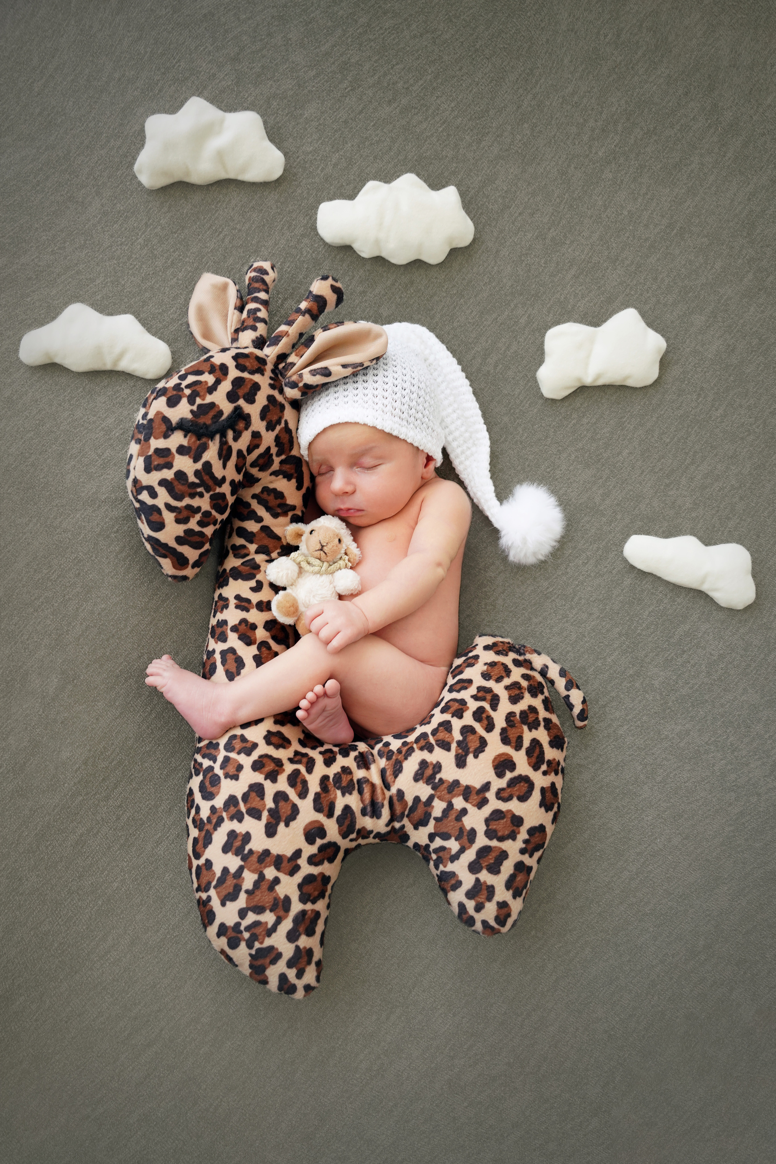 neugeborenes auf einer Giraffe reiten und Wolken herum