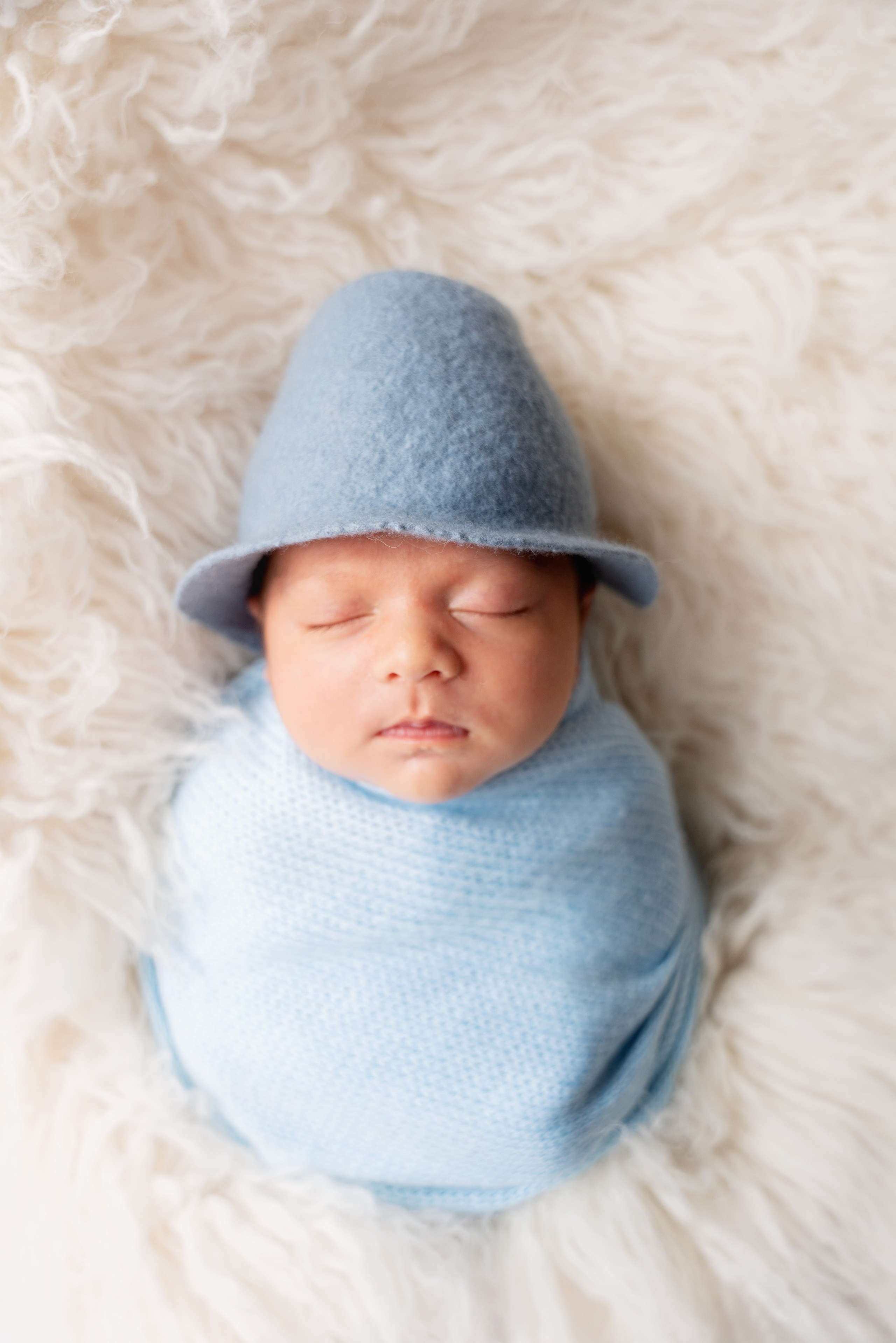 Bild eines Jungen mit blauem Hut