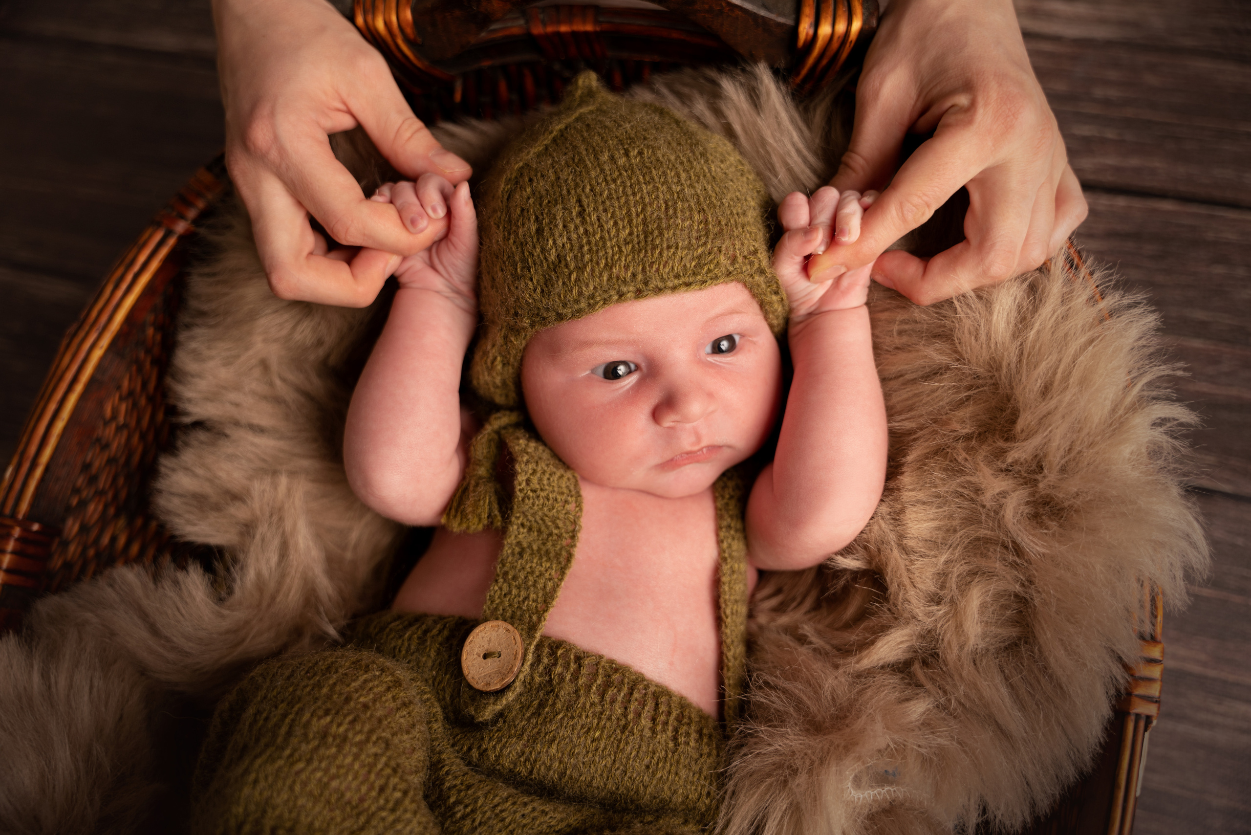 junge eltern veranstalten ein newbornfotoshooting für das baby