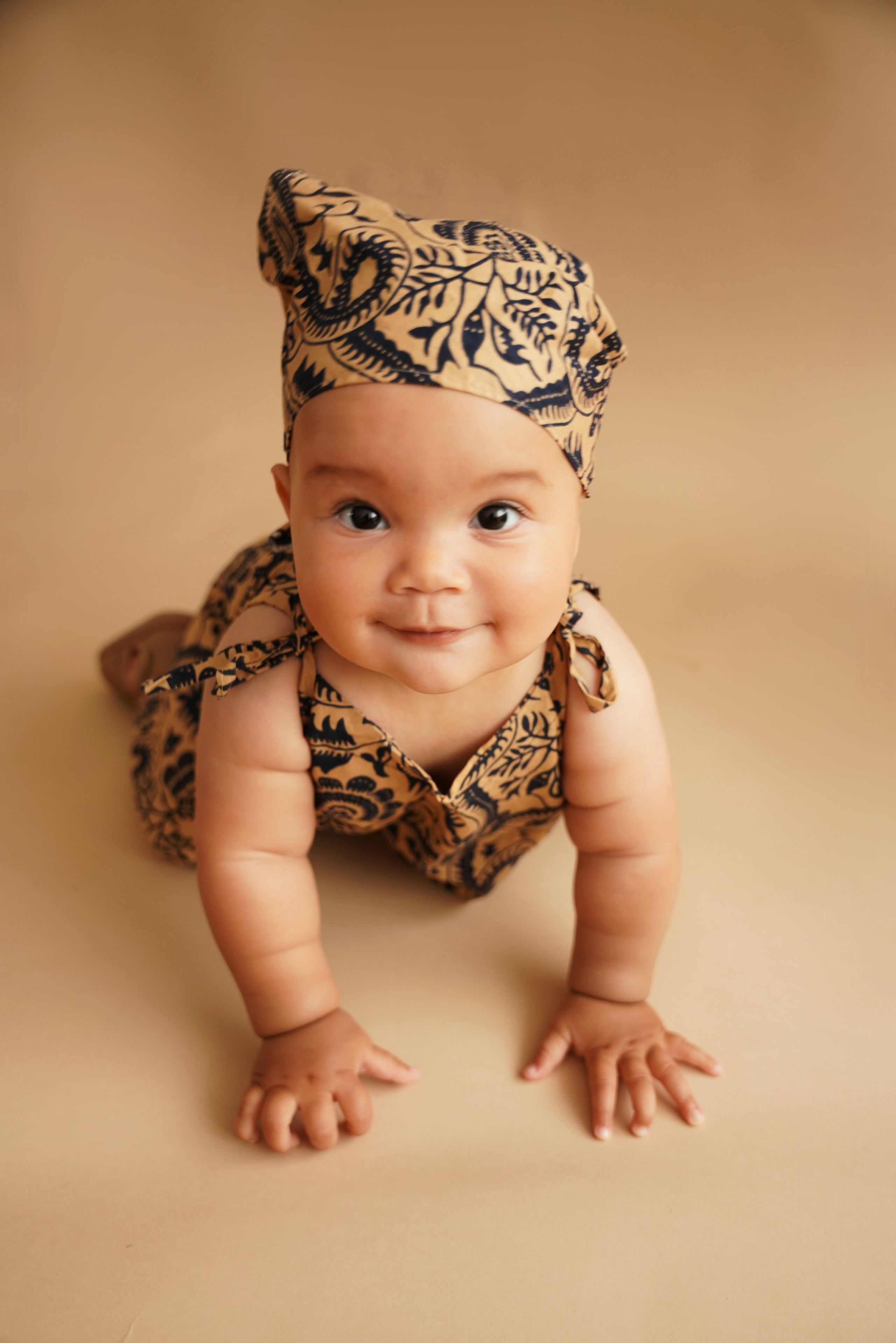 die ersten Schritte eines einjährigen Babys in der Fotografie