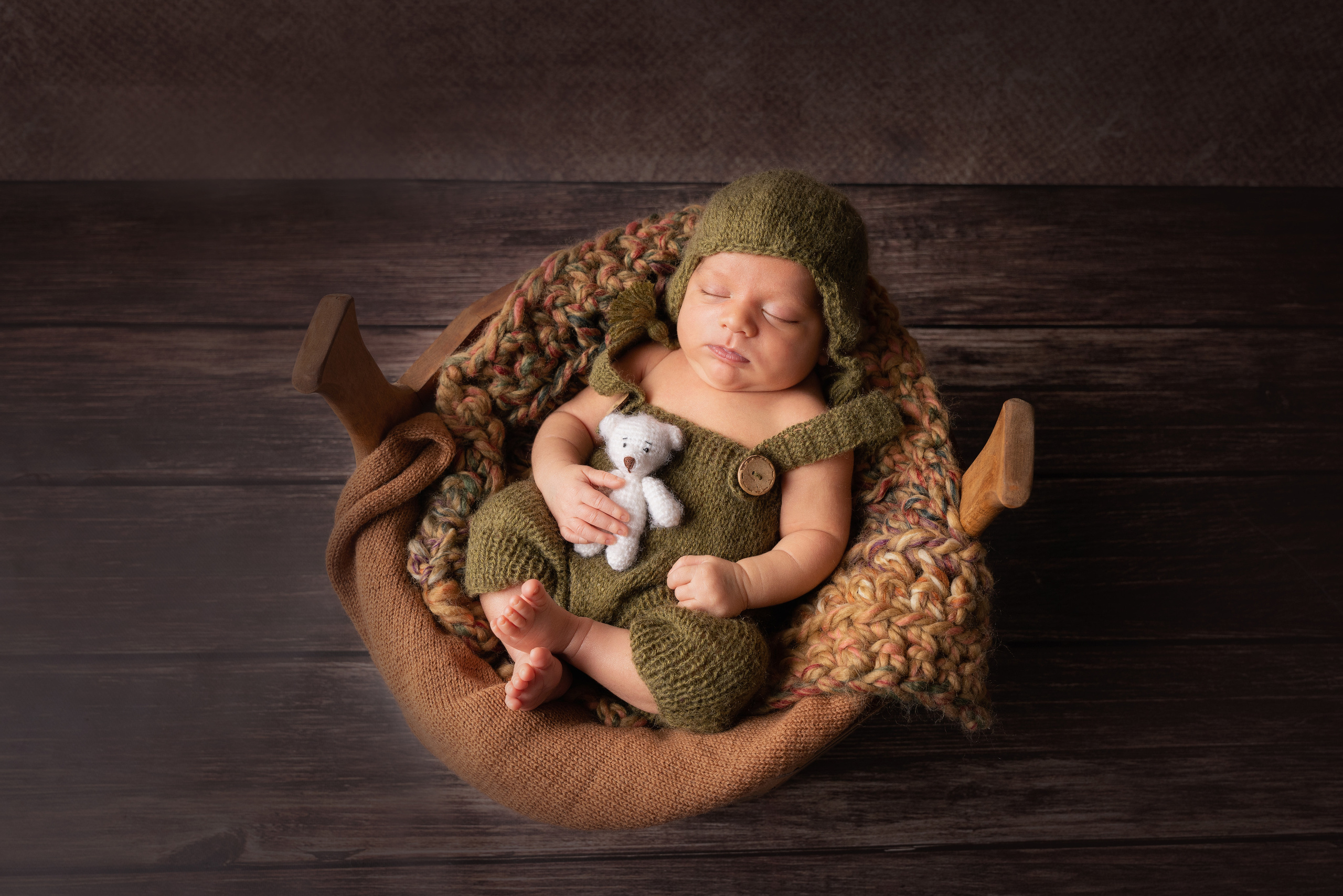 Foto eines neugeborenen Gnoms in einem Becken mit einem Spielzeug in den Händen