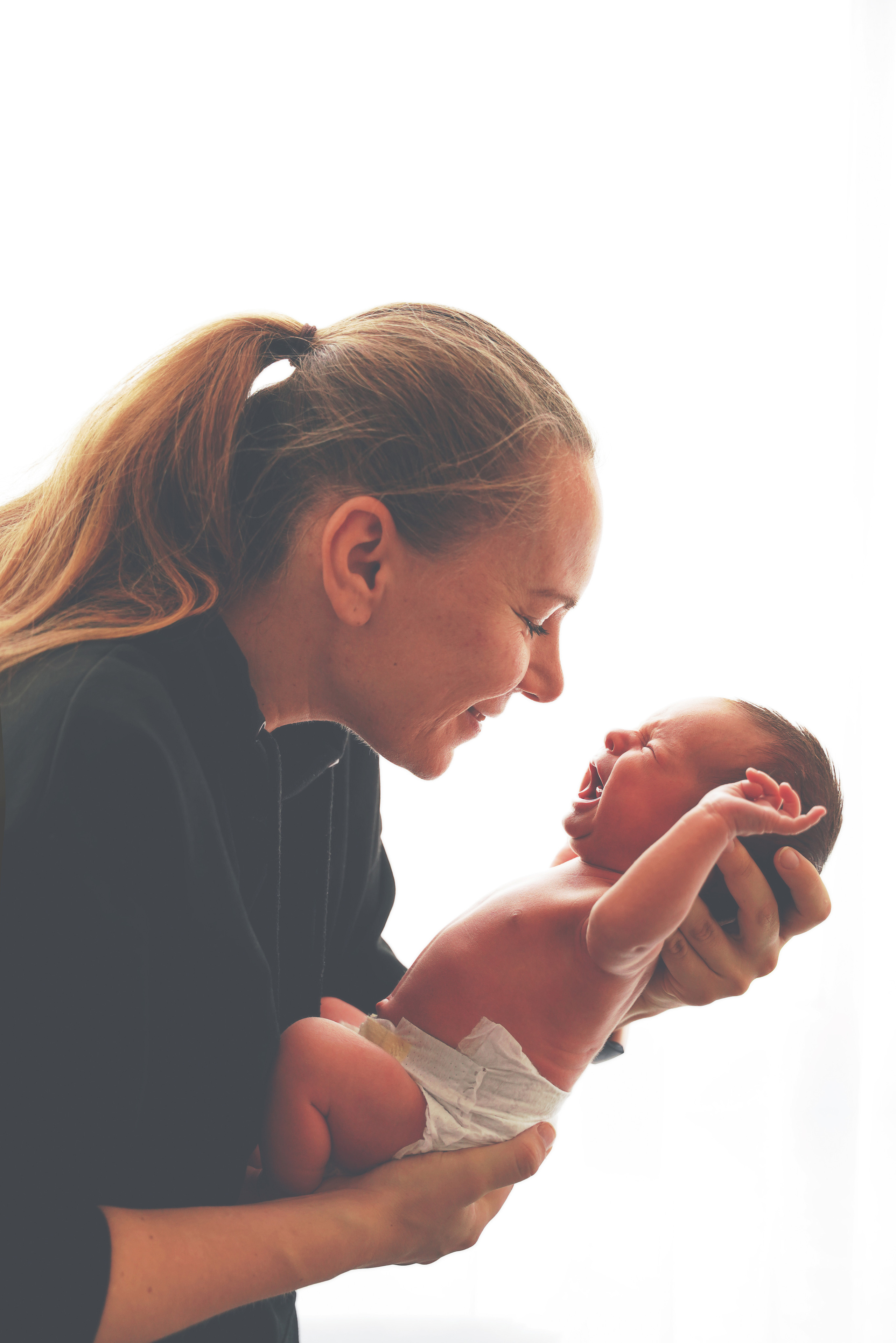 auf weißem Hintergrund Mutter und Sohn im profil und vollgesicht