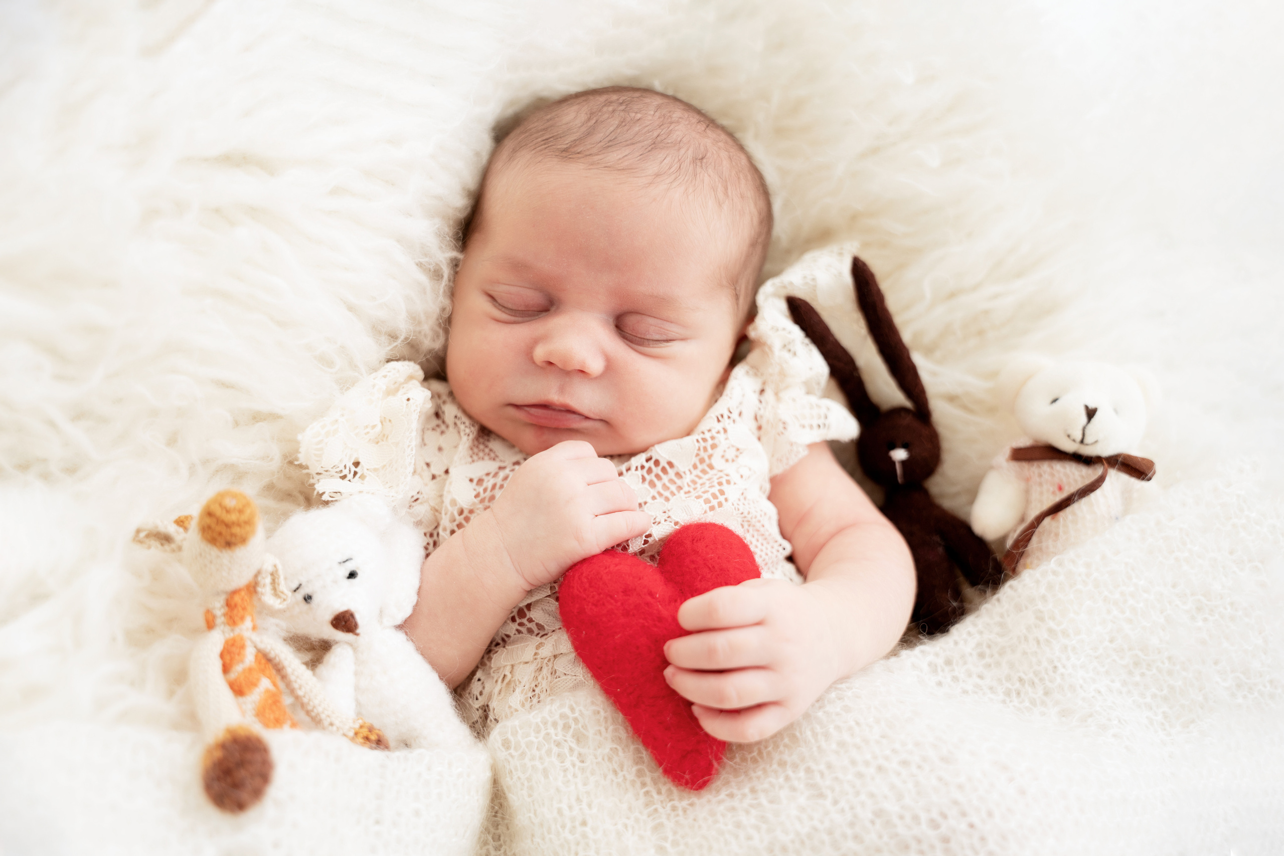 Neugeborenen shooting im Fotostudio mit Herz