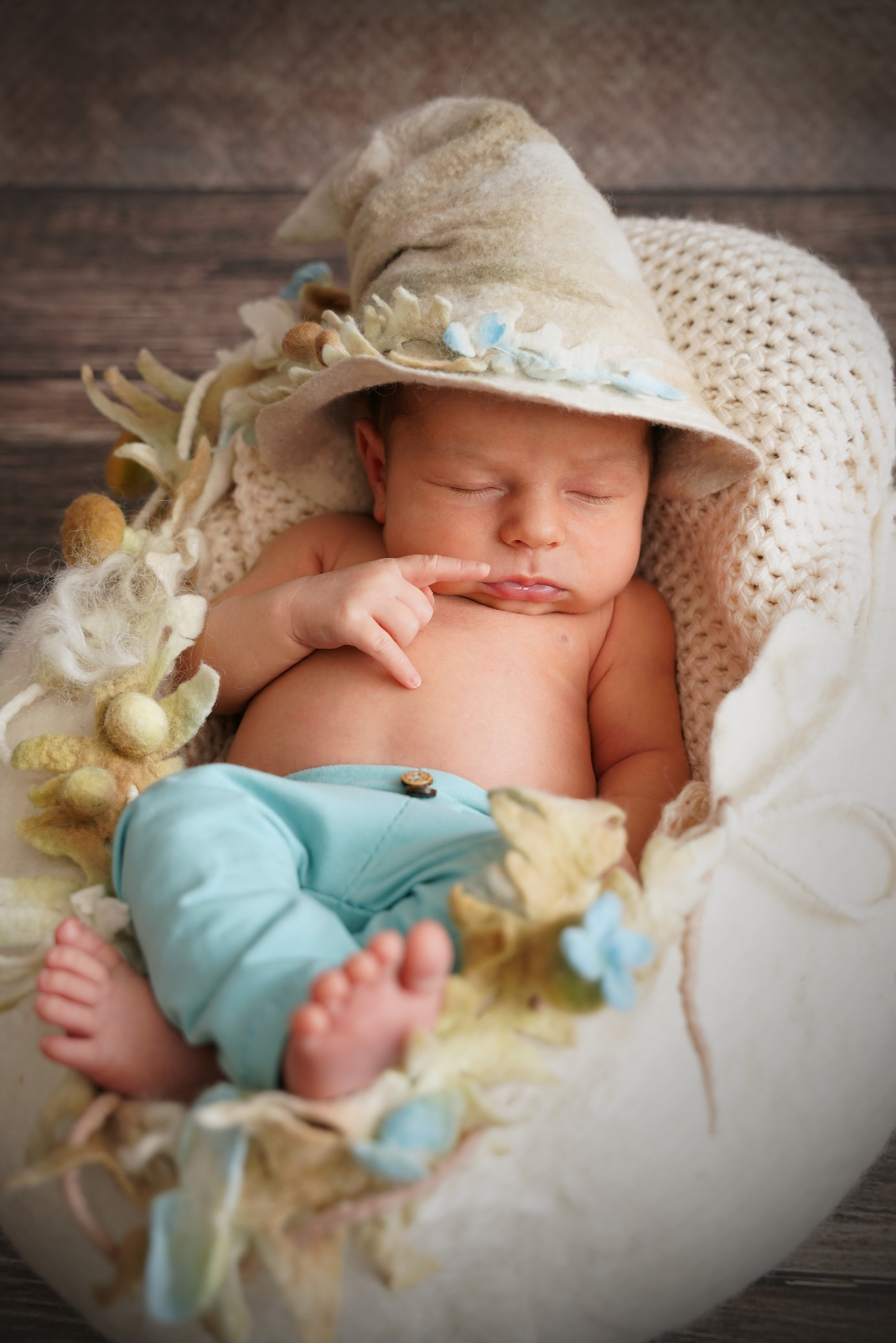 magische Mütze auf dem Kopf eines Neugeborenen