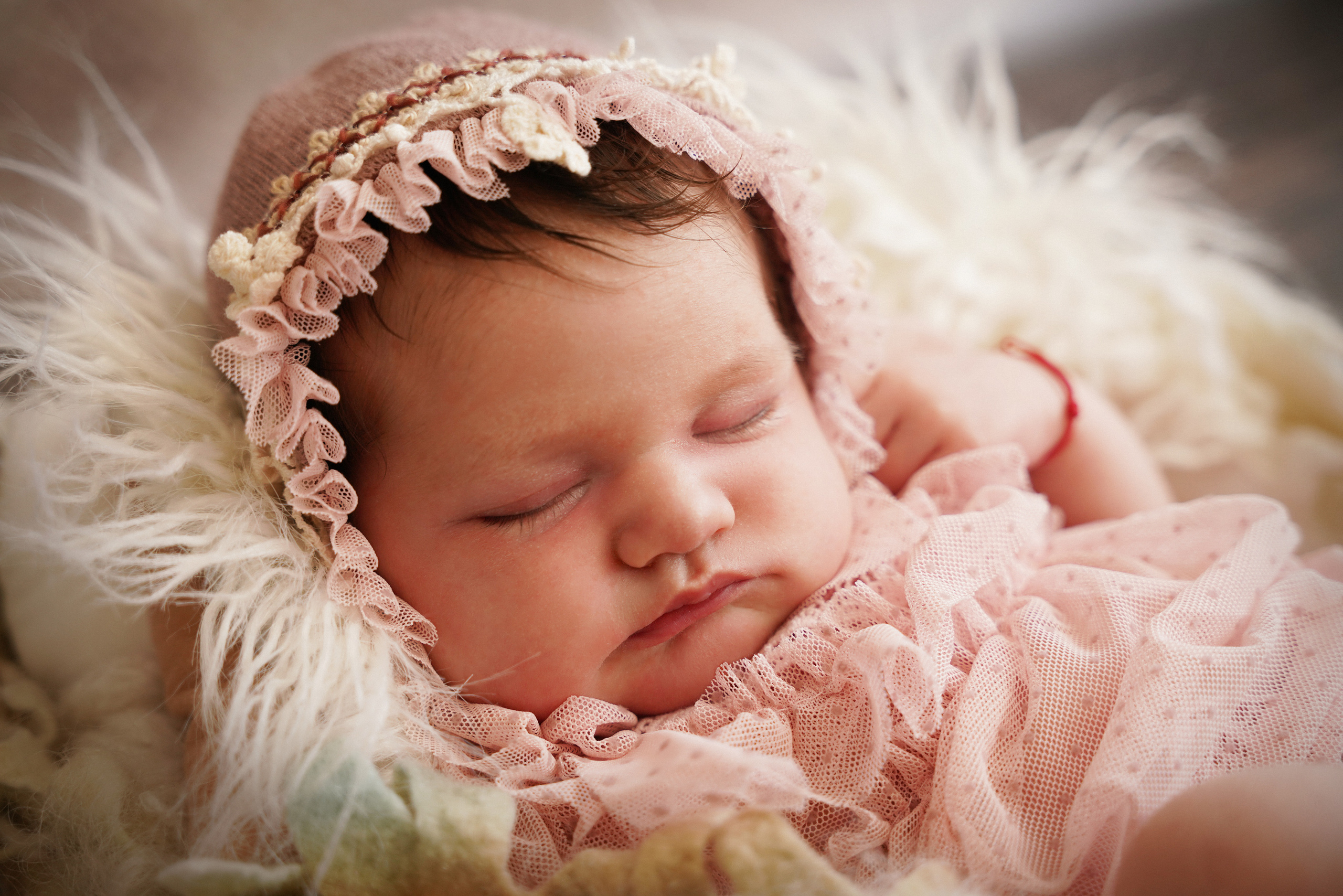 Porträt eines Neugeborenen in einer Strickmütze