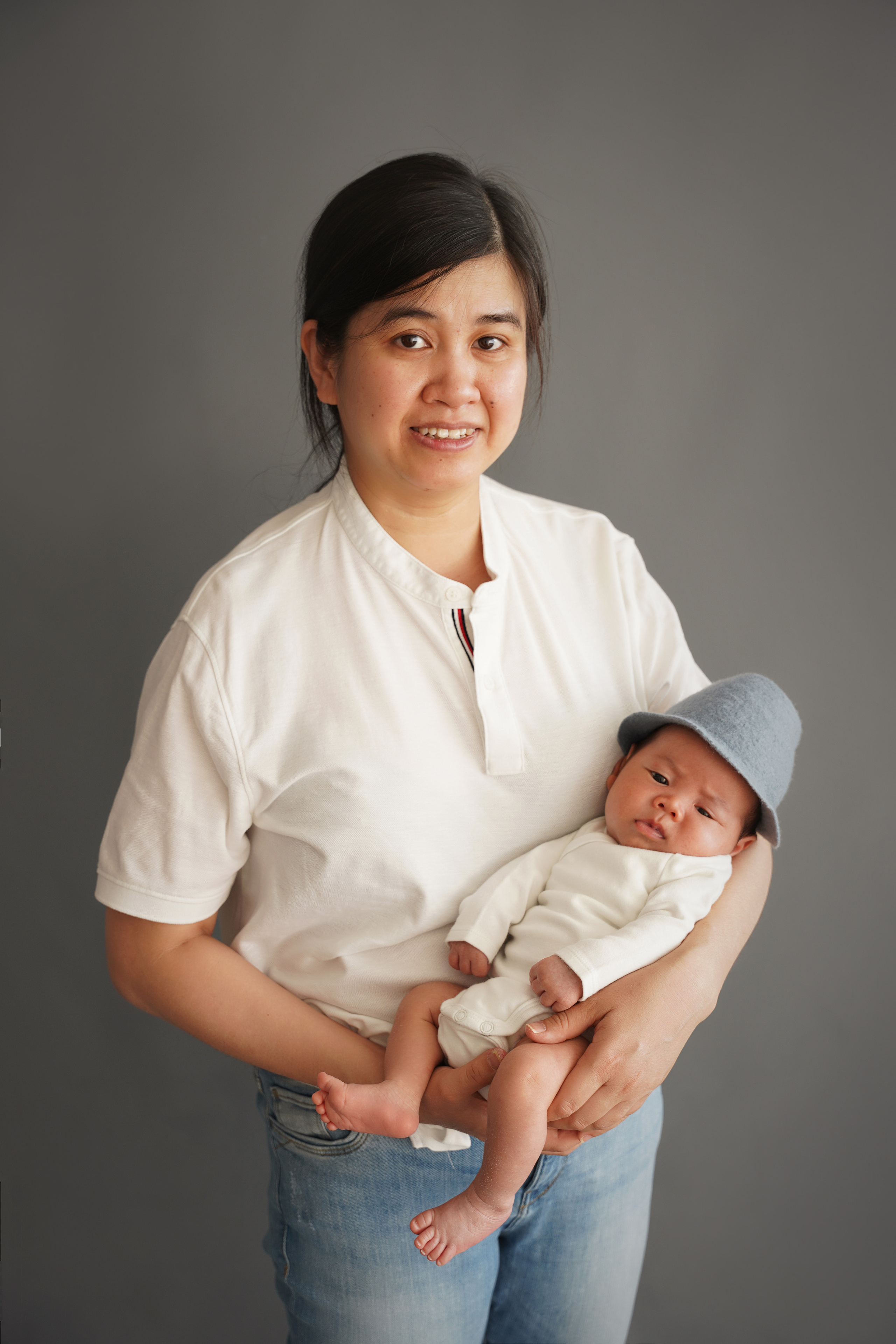 Mama und Baby im Fotostudio bei Newbornshooting