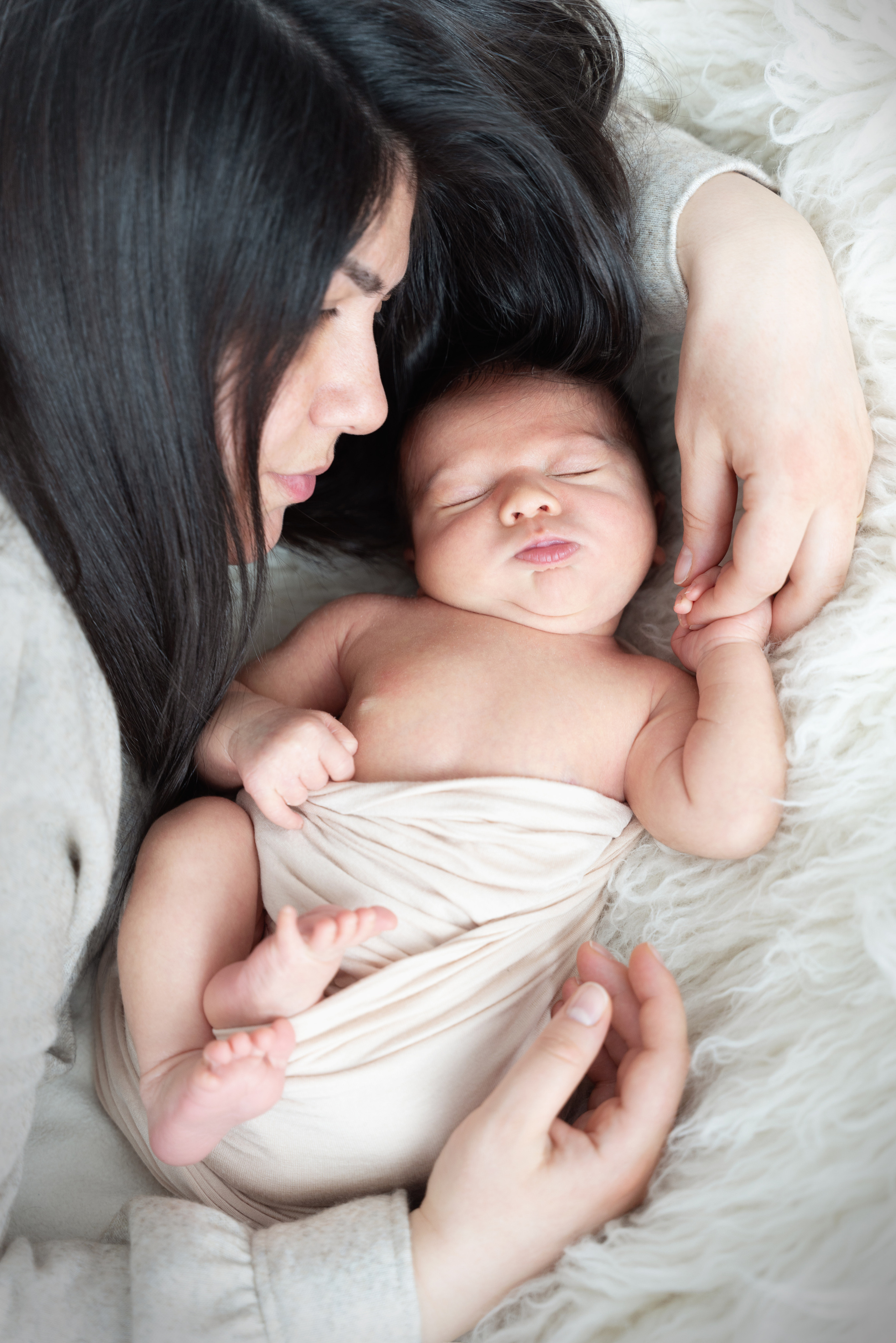 mutter und baby halten sich an den händen