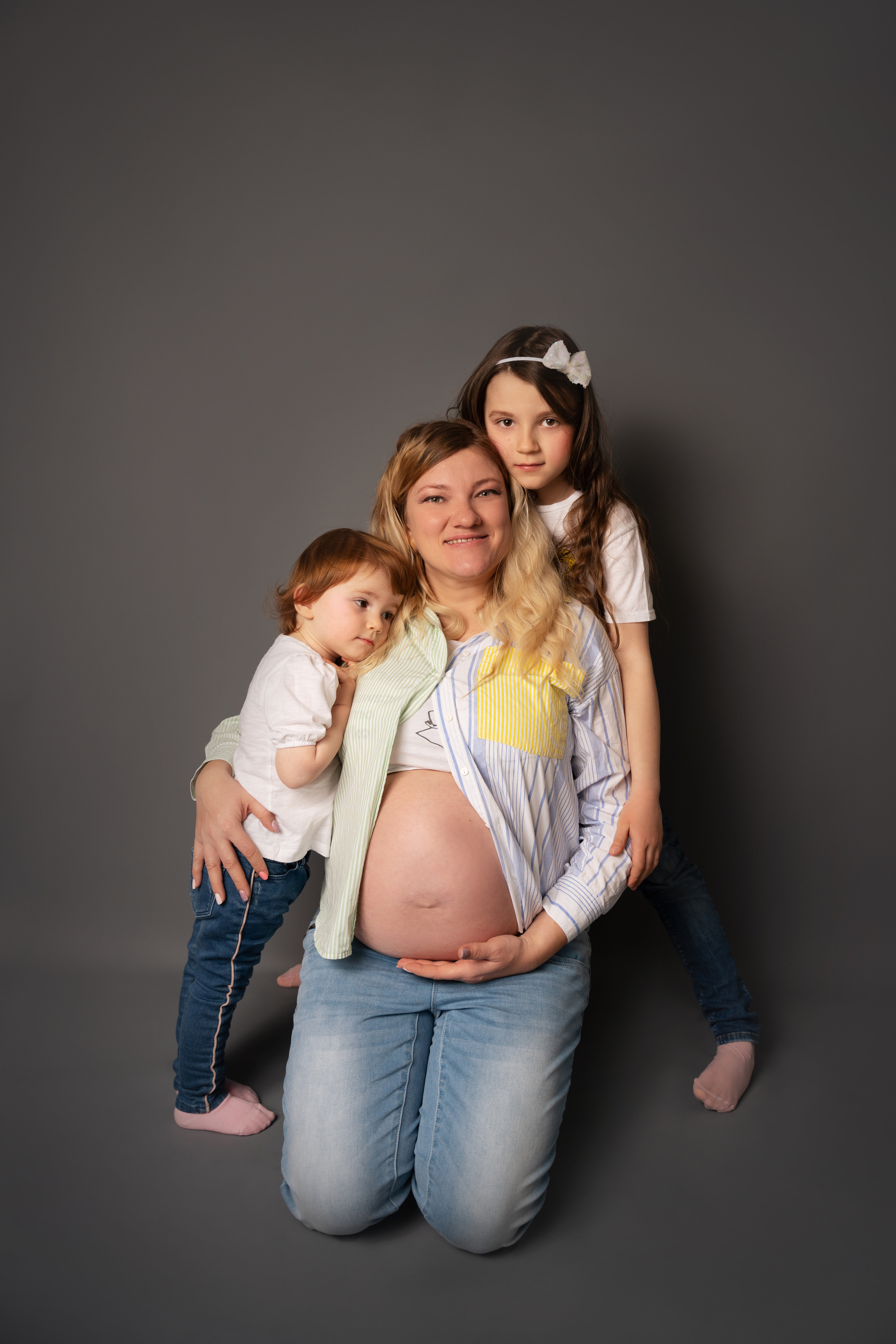 schwangere Mutter mit zwei Töchtern