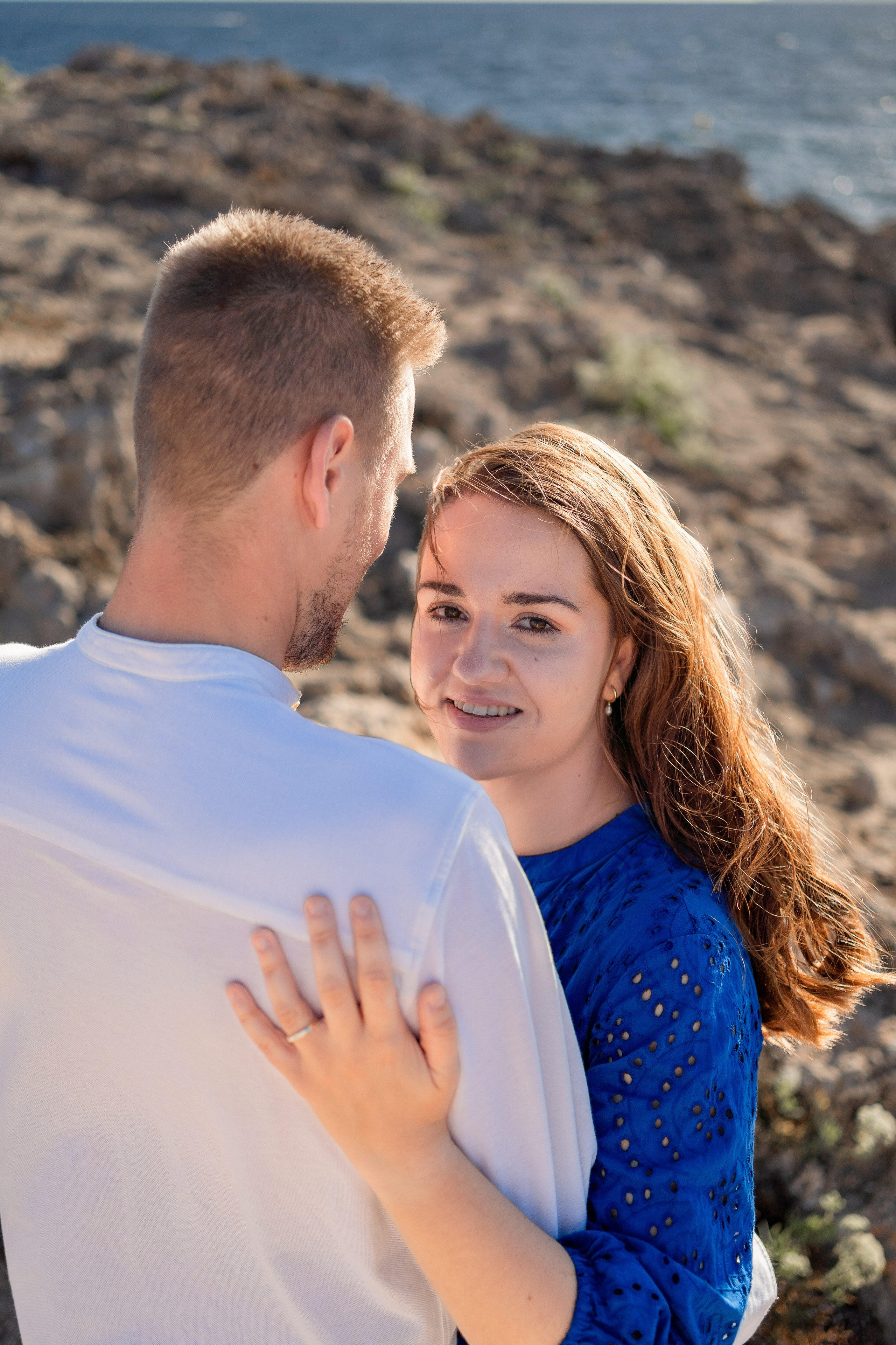 Romantischer Heiratsantrag auf Mallorca – Überraschung am Meer. Deine Fotografin auf Mallorca für Familien und Business