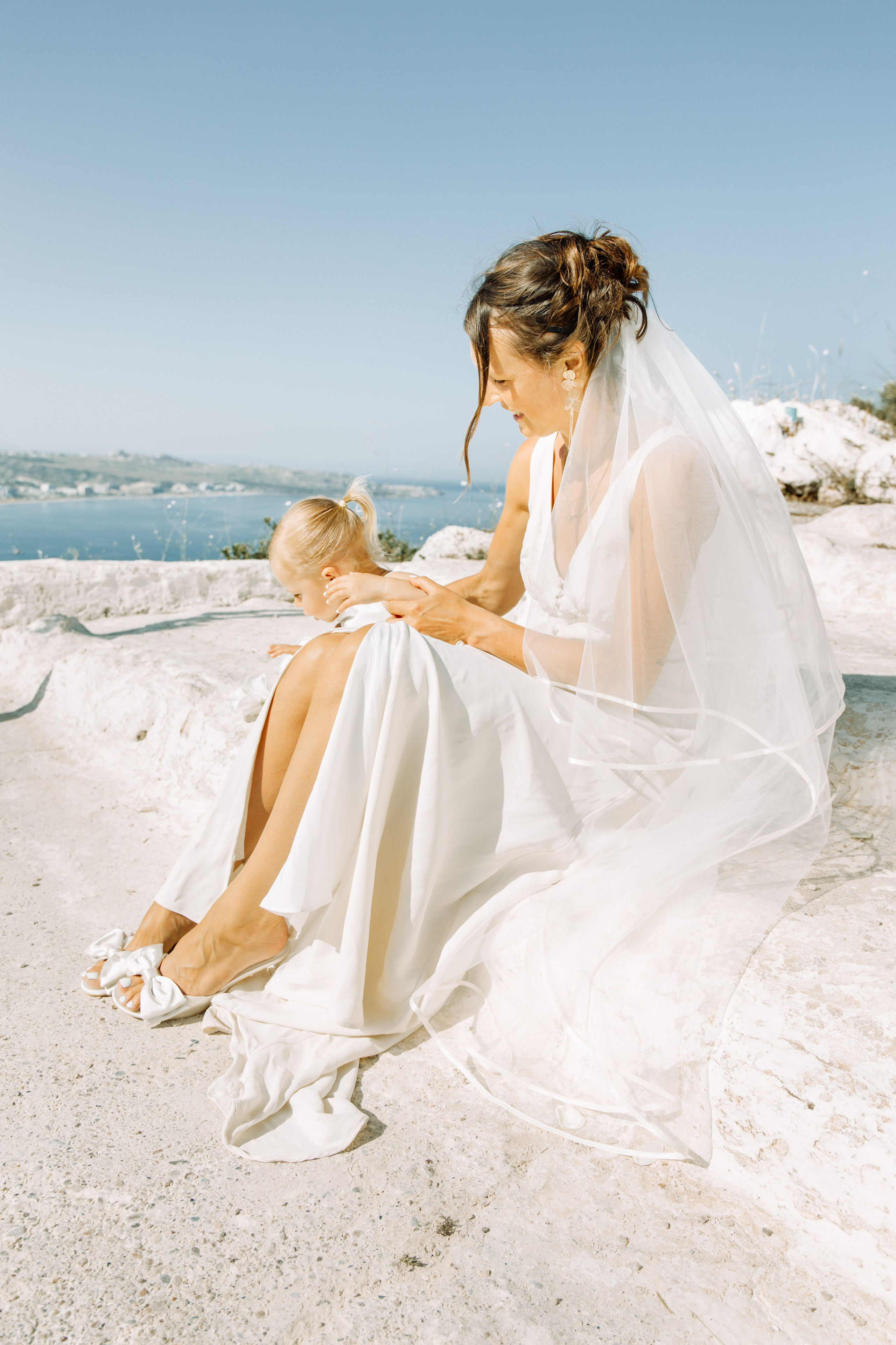 Ring exchange ceremony. Portrait- und Hochzeitsfotografin Irene Art Photo mit Sitz auf der griechischen Insel Rhodos