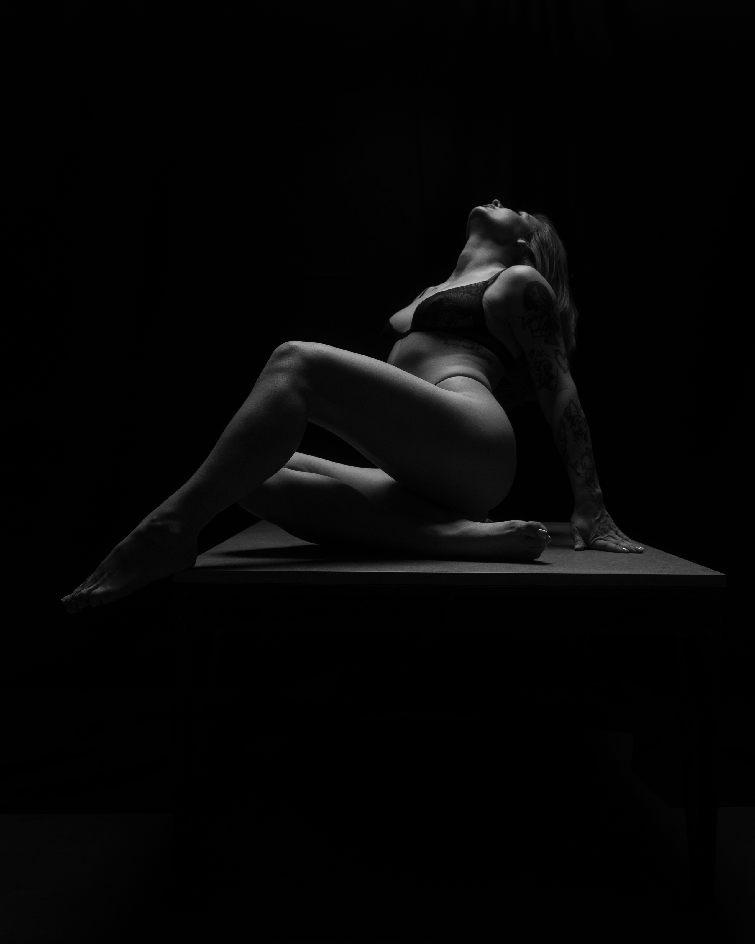 fotografia buduarowa czarno-biała studio portret