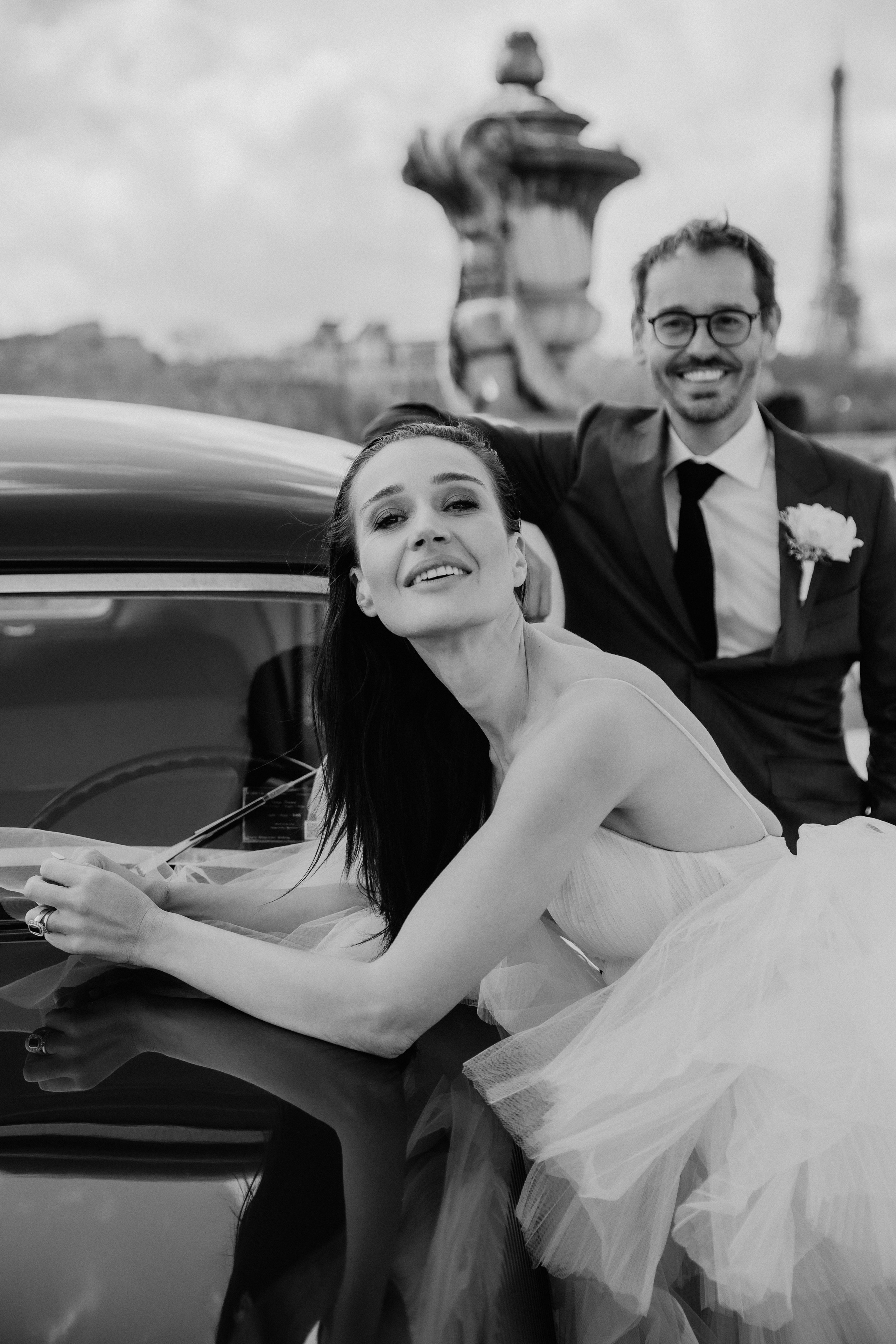 Suzi & Alex | Paris Wedding with a Vintage Car. Paris Wedding Photographer