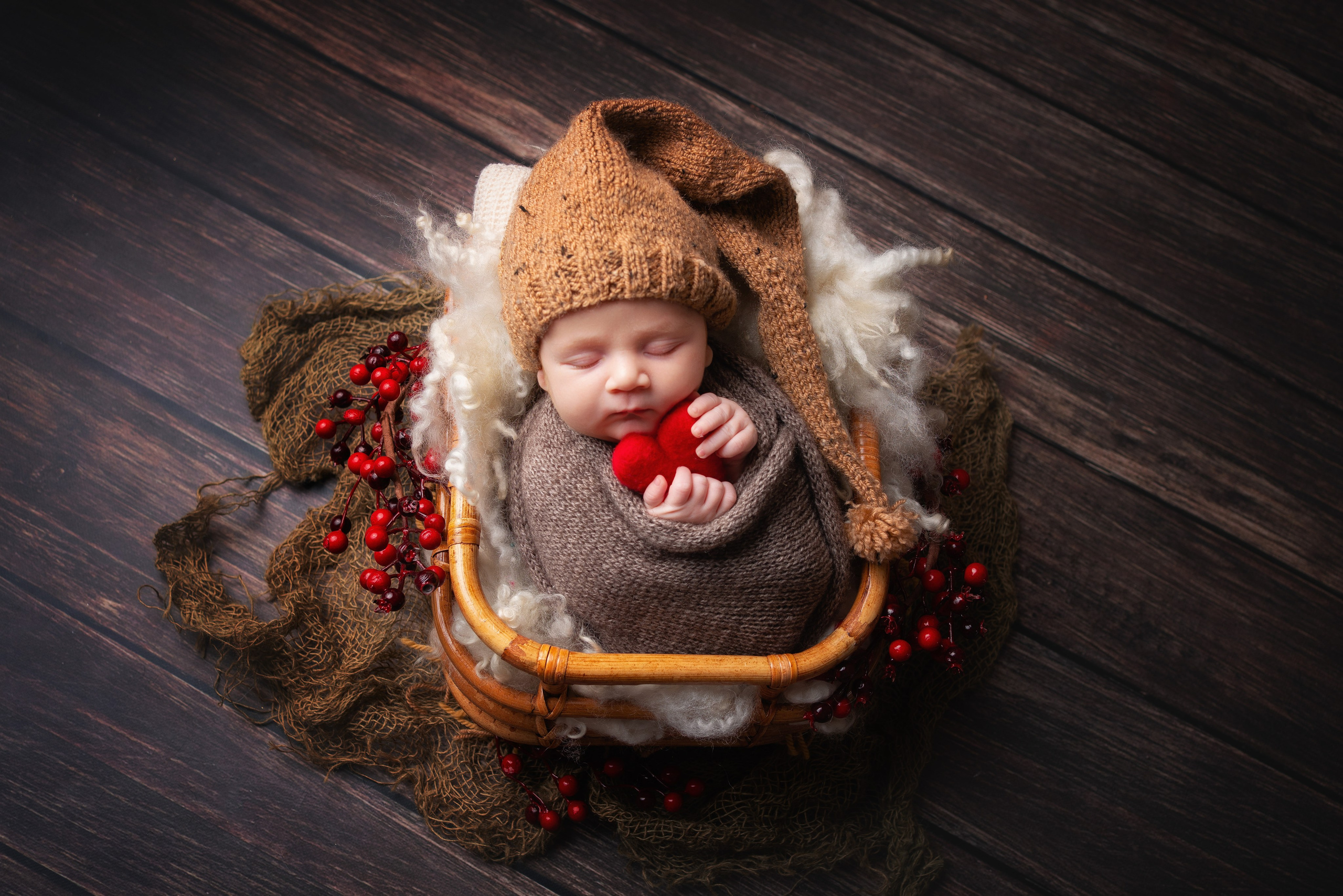Rotes Herz und Beeren auf einem Neujahrsfoto von Baby