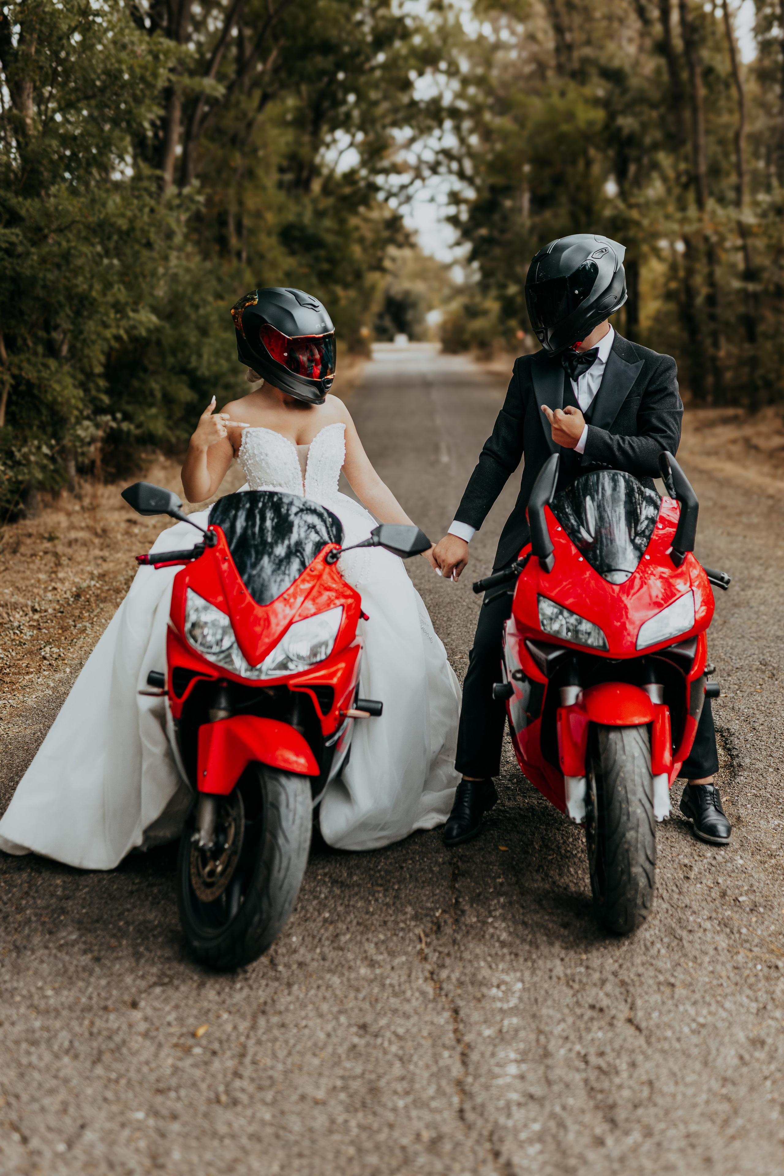 Trash the Dress cu motocicliști — ședință foto de poveste. Lucian Dedeu — Fotograf de nuntă și eveniment