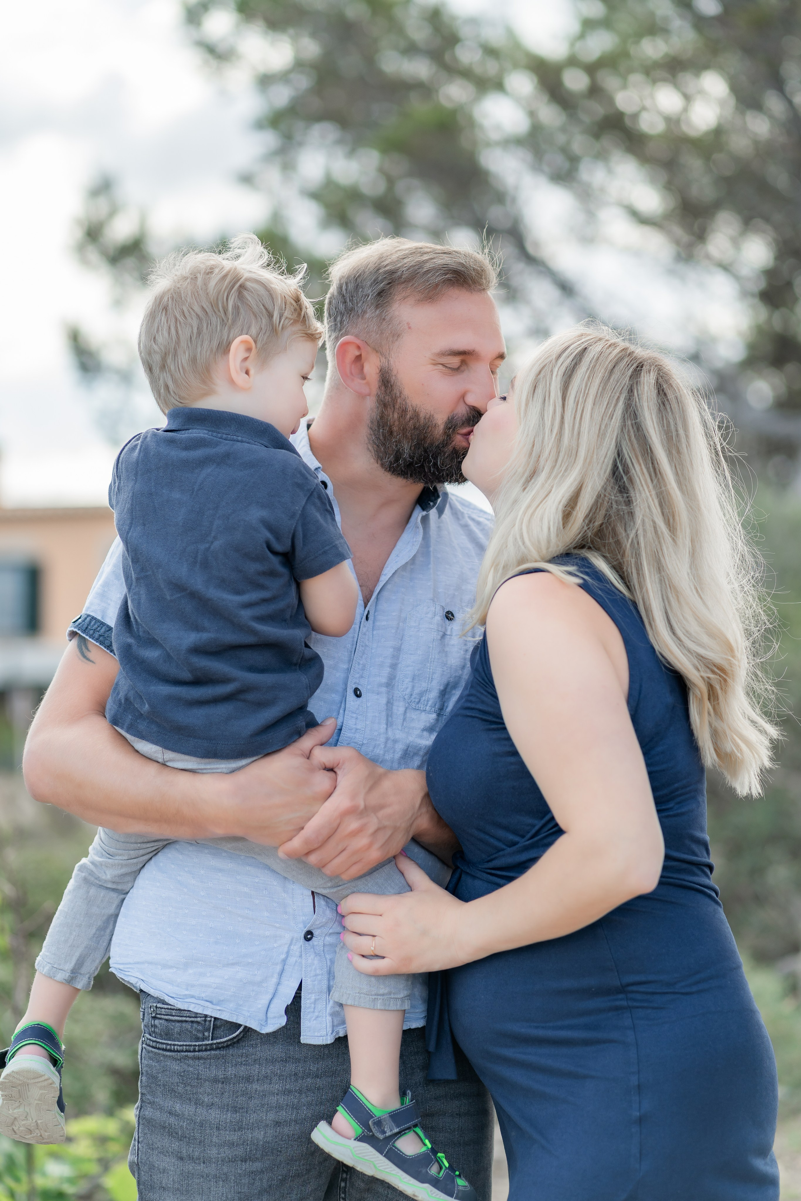 Babybauch-Shooting am Meer auf Mallorca mit Familie. Deine Fotografin auf Mallorca für Familien und Business