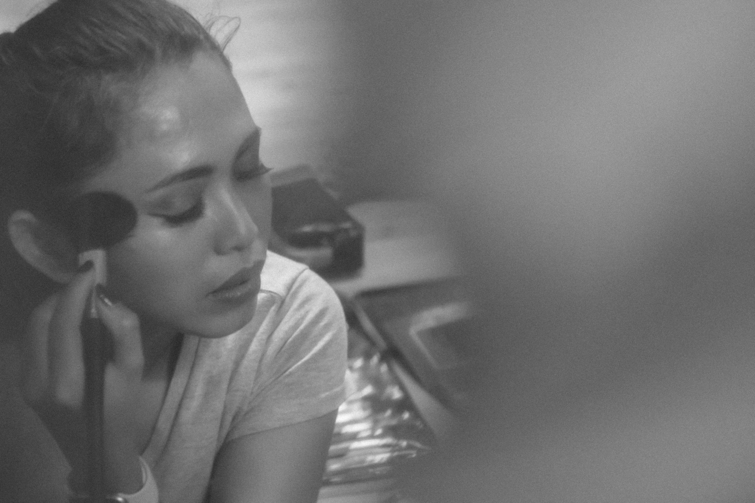 Vorbereitungen zum traditionellen indonesischen Tanz Legong. Schwarz-weiß Fotografie in Münster. Fotografin Viktoria Roschen