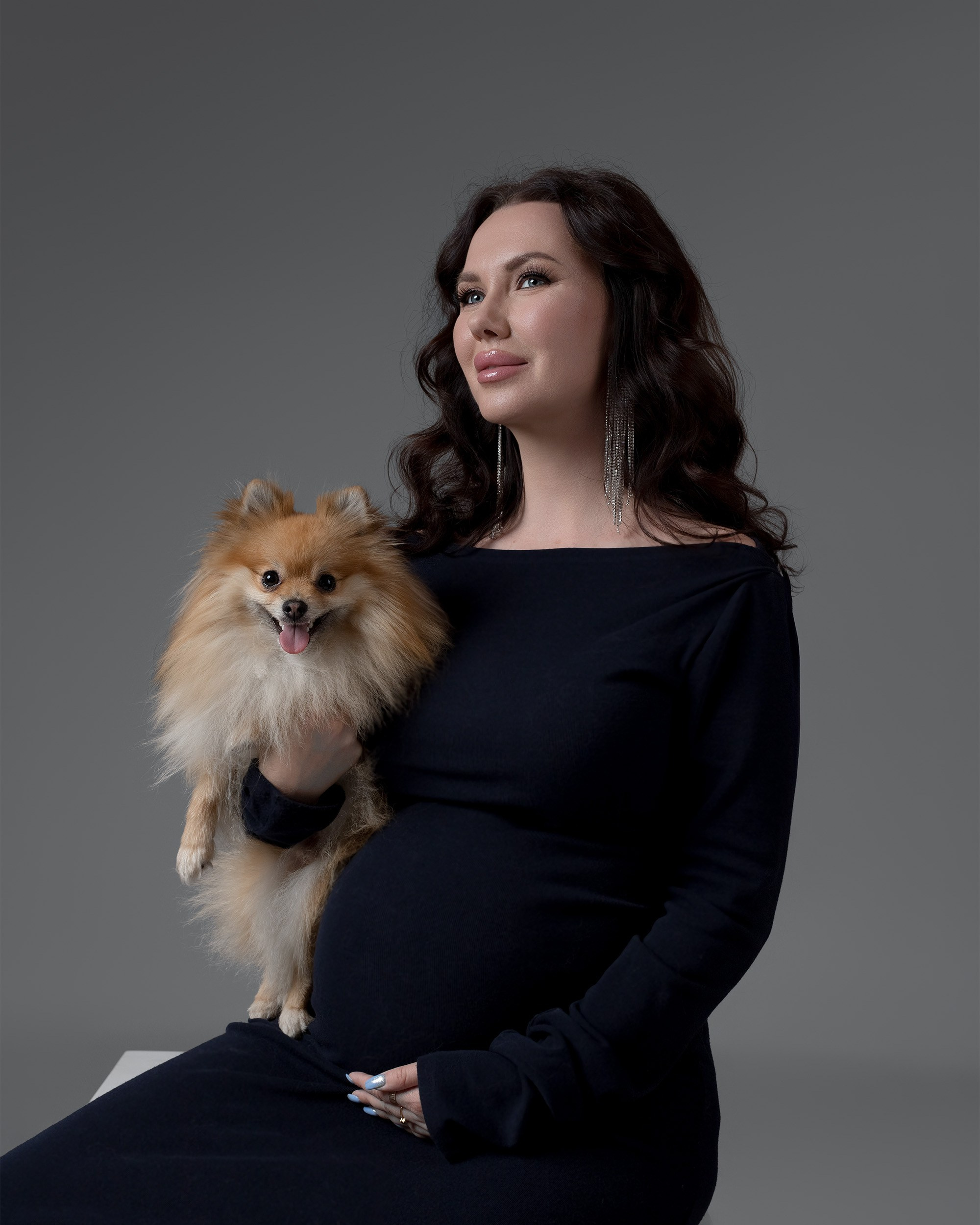 Embarazo y&nbsp;Maternidad sesiones de fotografía  con mascotas , sesiones de Embarazo en estudio 