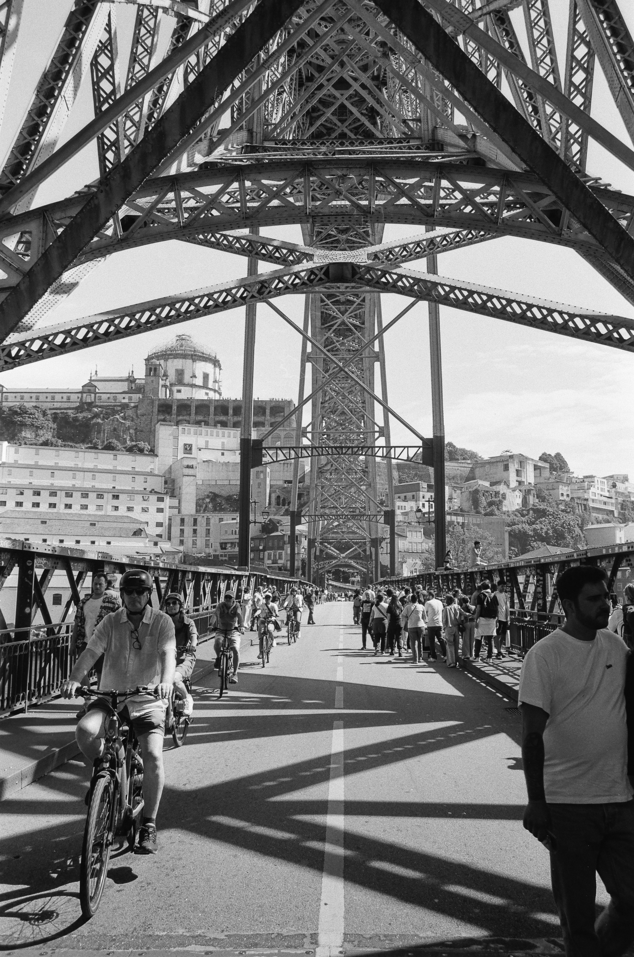 Fußgänger und Radfahrer auf der Brücke Ponte Dom Luís I