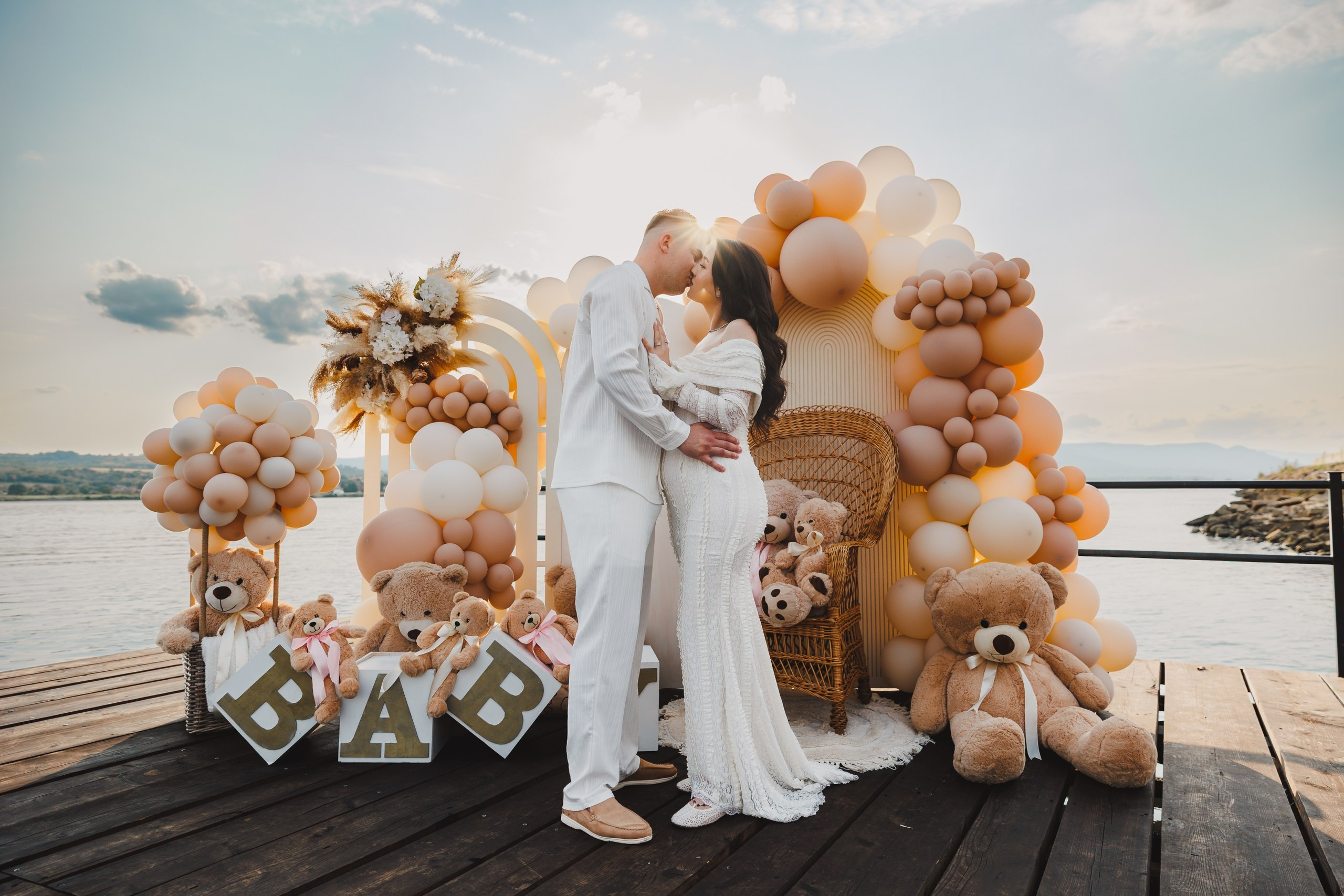 Ședință foto gender reveal la apus pe malul apei