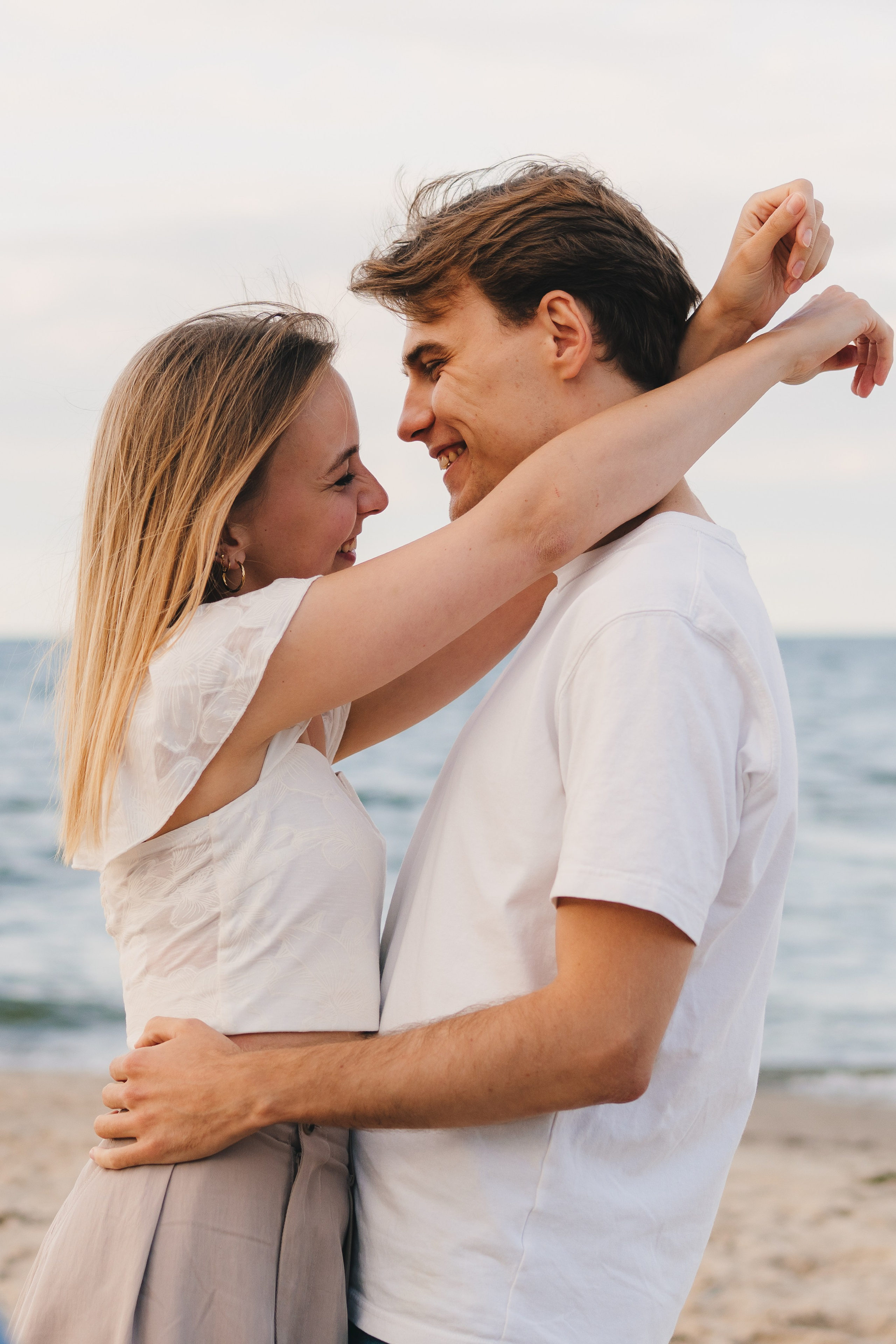 Gracjana i Damian, sesja narzeczeńska nad morzem. Fotograf ślubny & lifestyle Gdańsk, Karolina Baczewska
