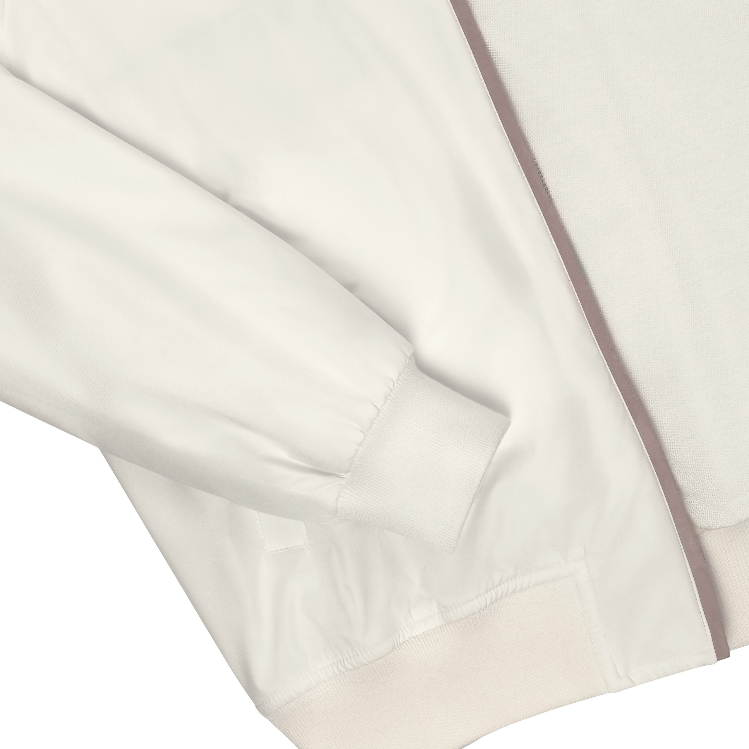 Detailaufnahme – Naht und Ärmelabschluss der weißen Blousonjacke mit Kapuze