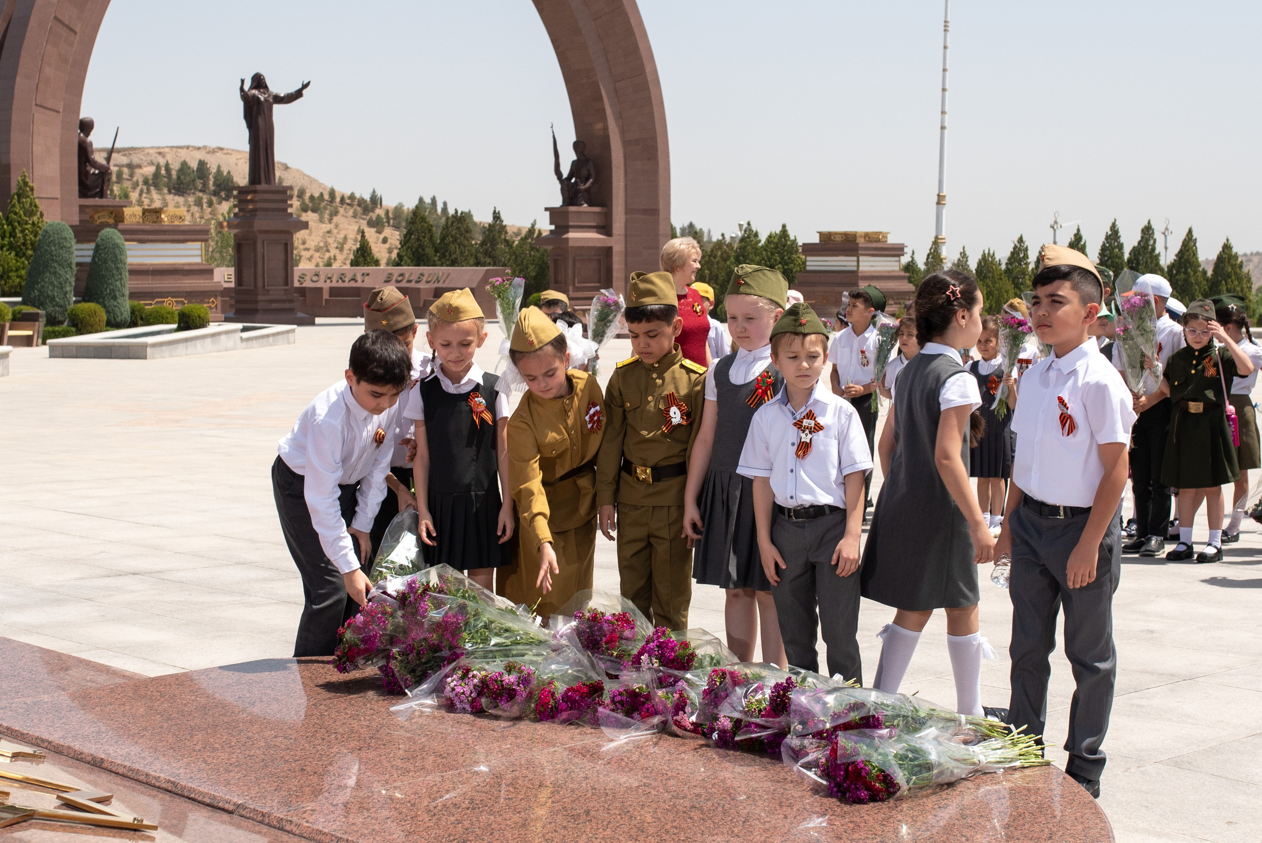 Вечный огонь 2"А» класс. Ваш фотограф в Ашхабаде Гамлет Осипов