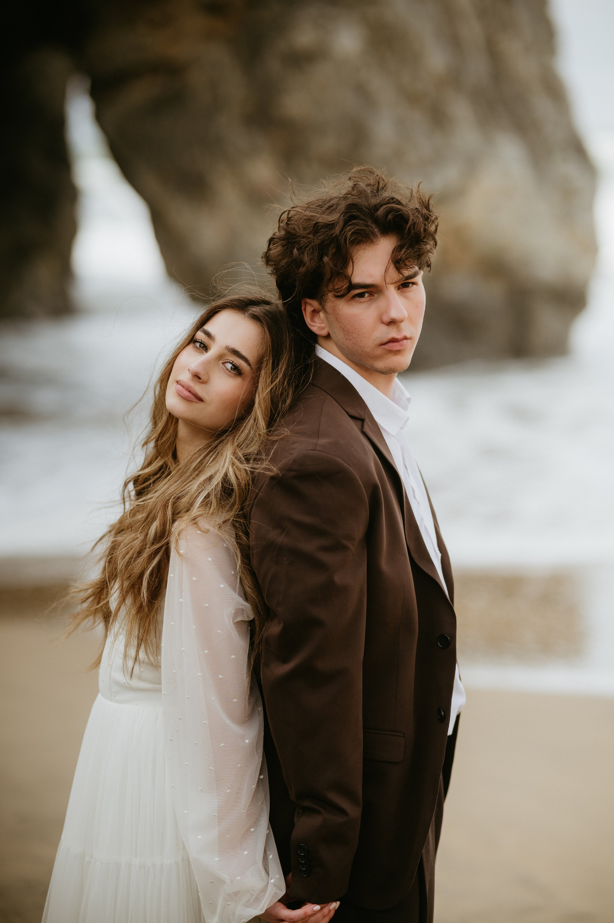 Ședință foto de nuntă pe plaja Adraga – emoție la malul oceanului Atlantic. Valentin Melen - fotograf de nunta 🤍