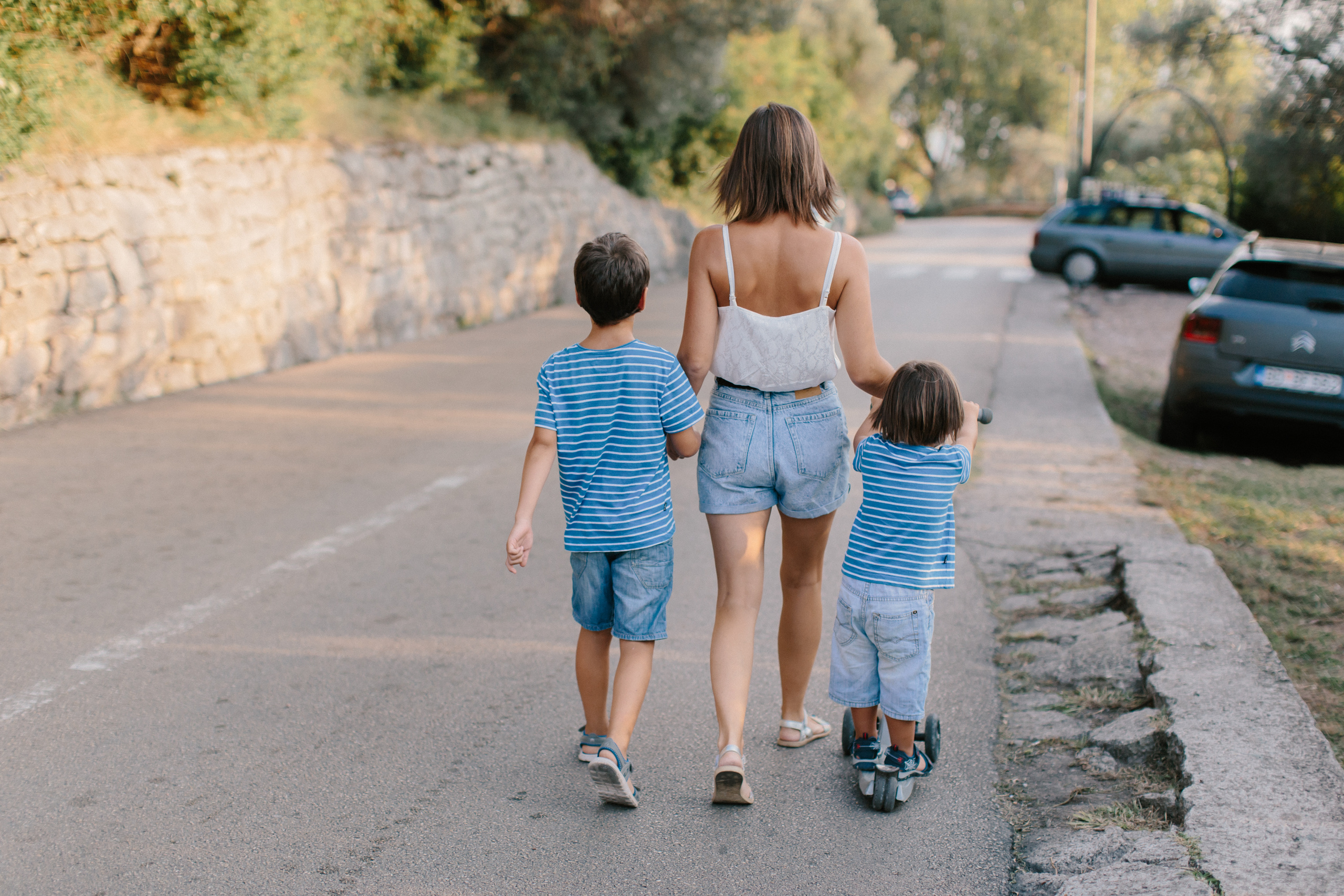 Familienspaziergang am Strand entlang in Montenegro. Maria Chistyakovа — Fotografin in Karlsruhe, Baden-Baden und Umgebung