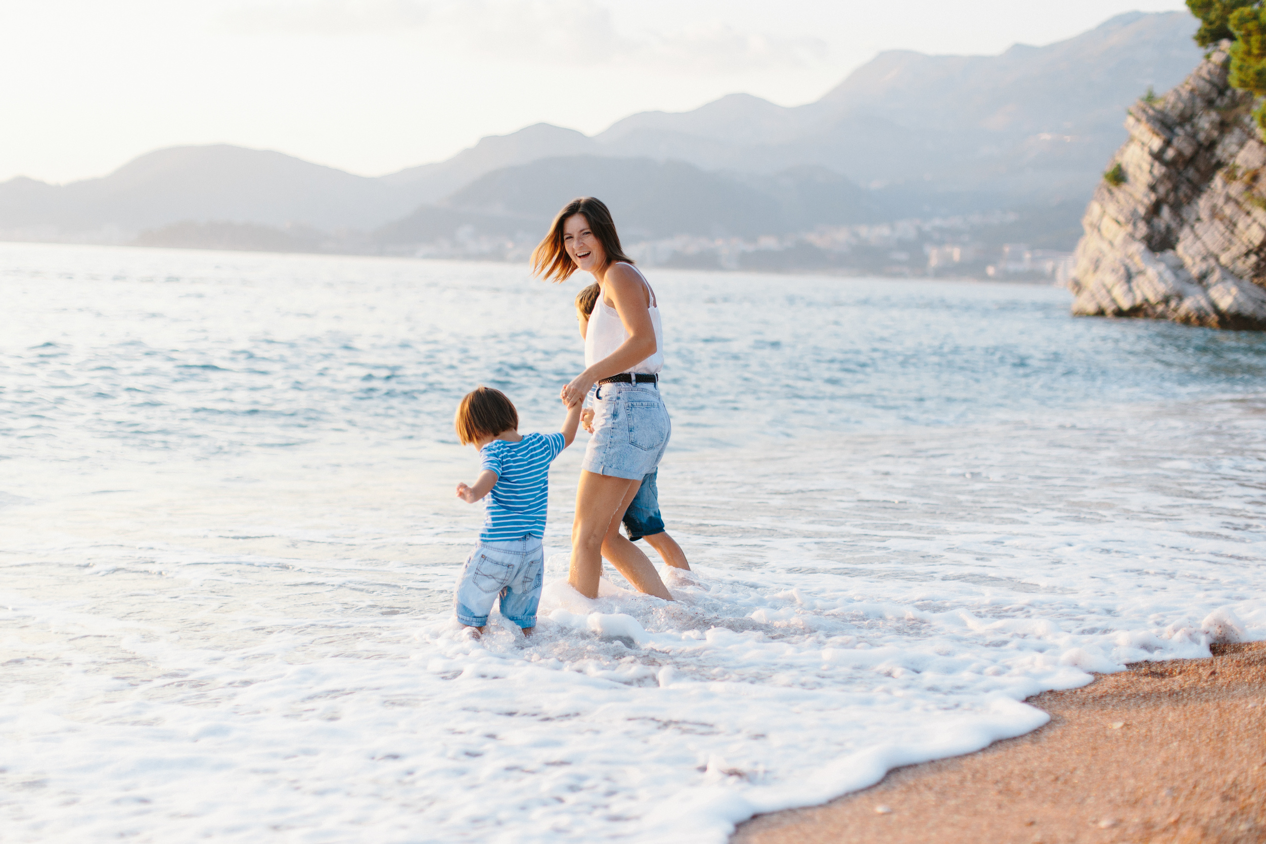 Familienspaziergang am Strand entlang in Montenegro. Maria Chistyakovа — Fotografin in Karlsruhe, Baden-Baden und Umgebung