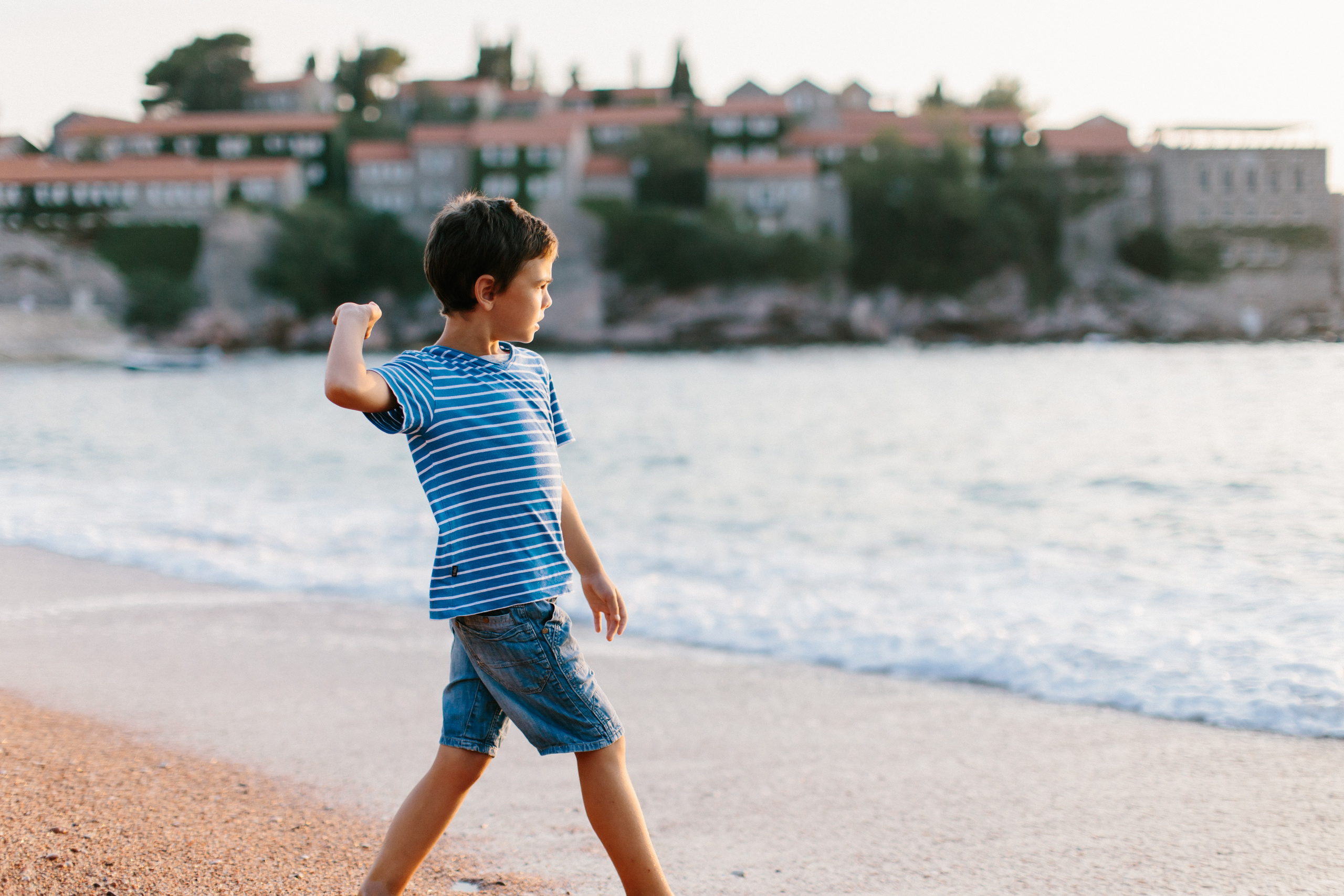 Familienspaziergang am Strand entlang in Montenegro. Maria Chistyakovа — Fotografin in Karlsruhe, Baden-Baden und Umgebung