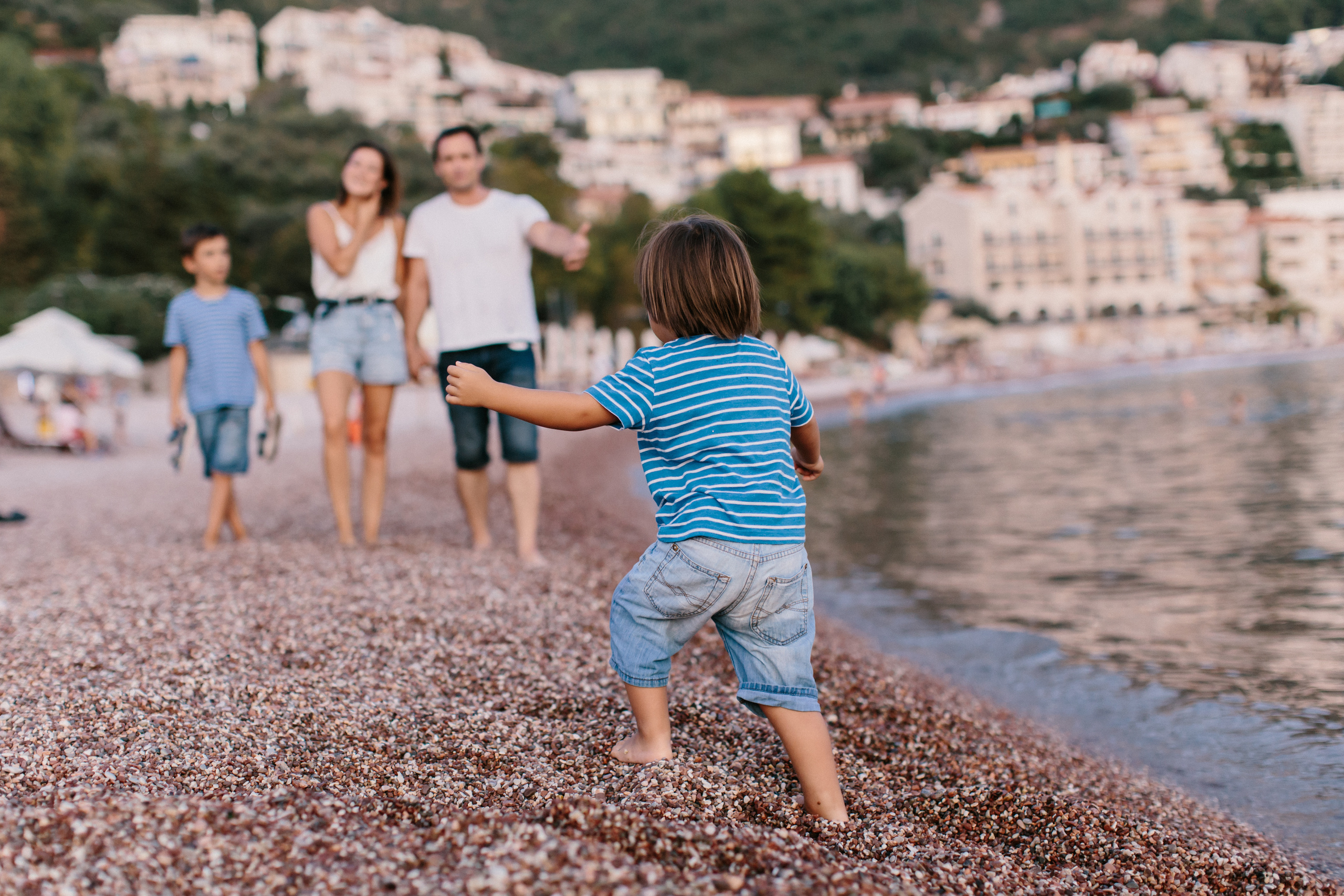Familienspaziergang am Strand entlang in Montenegro. Maria Chistyakovа — Fotografin in Karlsruhe, Baden-Baden und Umgebung