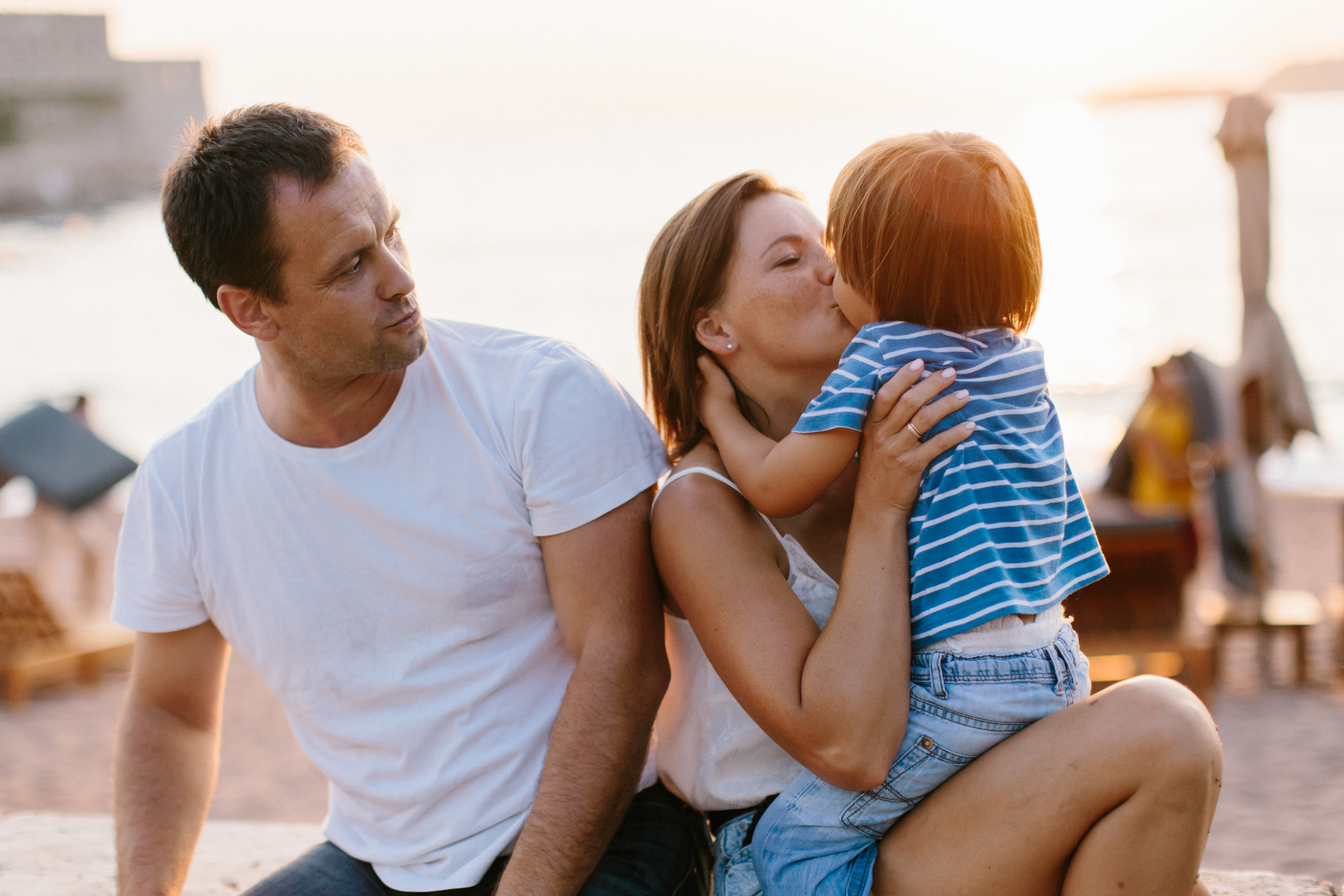 Familienspaziergang am Strand entlang in Montenegro. Maria Chistyakovа — Fotografin in Karlsruhe, Baden-Baden und Umgebung