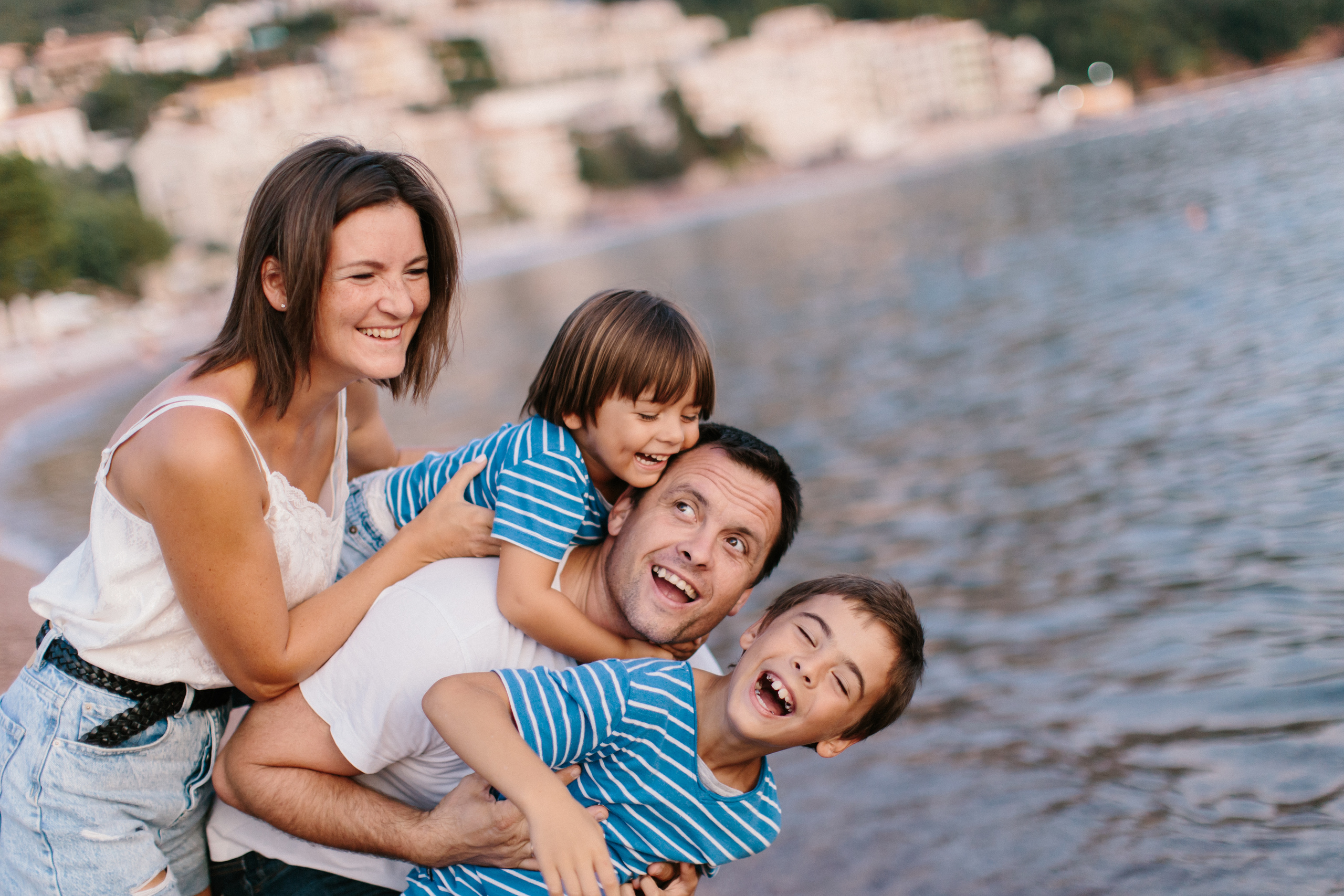 Familienspaziergang am Strand entlang in Montenegro. Maria Chistyakovа — Fotografin in Karlsruhe, Baden-Baden und Umgebung