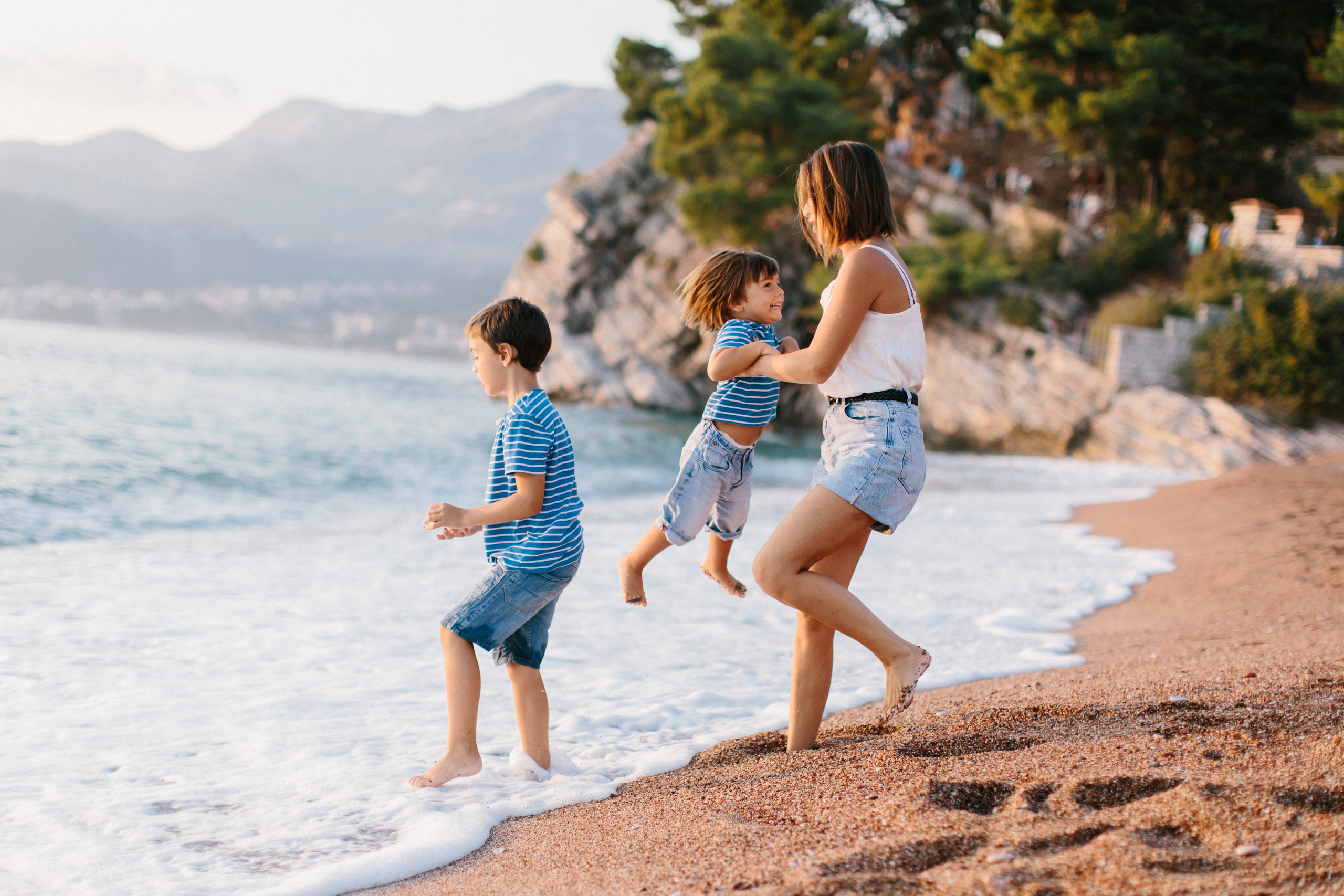 Familienspaziergang am Strand entlang in Montenegro. Maria Chistyakovа — Fotografin in Karlsruhe, Baden-Baden und Umgebung