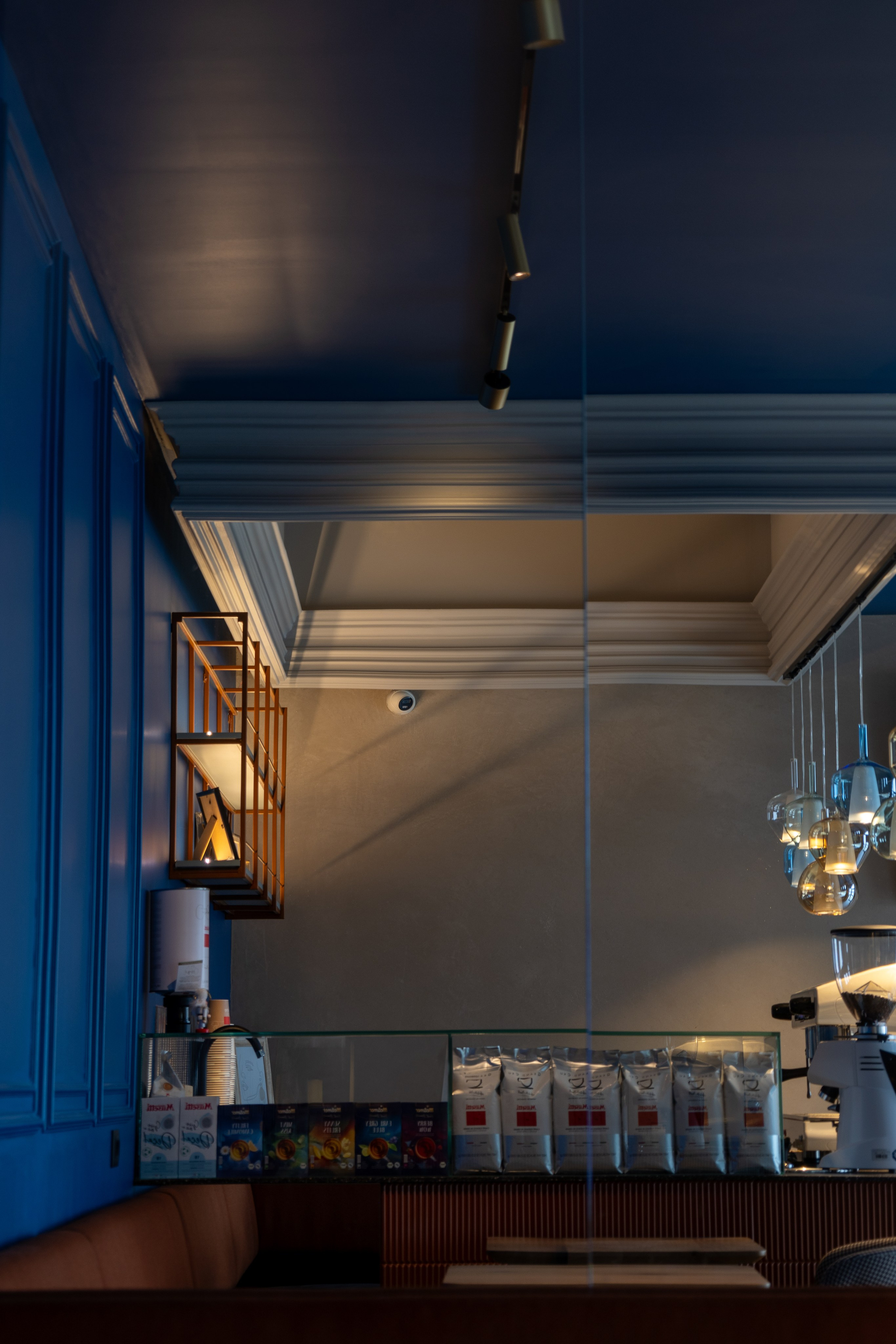 Cafenea “Monte Carlo” Buhuși. Fotograf. Lucrez cu oameni, produse și spații. Portret și fotografie creativă. Bacău, România. Lidia Savinoiu