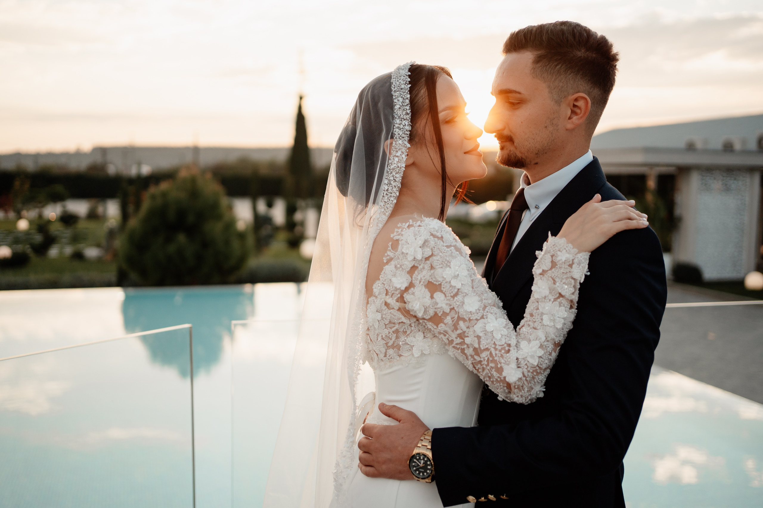 Moment emoționant între miri în ziua nunții, surprins într-un cadru natural și romantic, la Reina Events. Fotografie de nuntă profesională, editată artistic pentru a evidenția emoția și eleganța evenimentului.