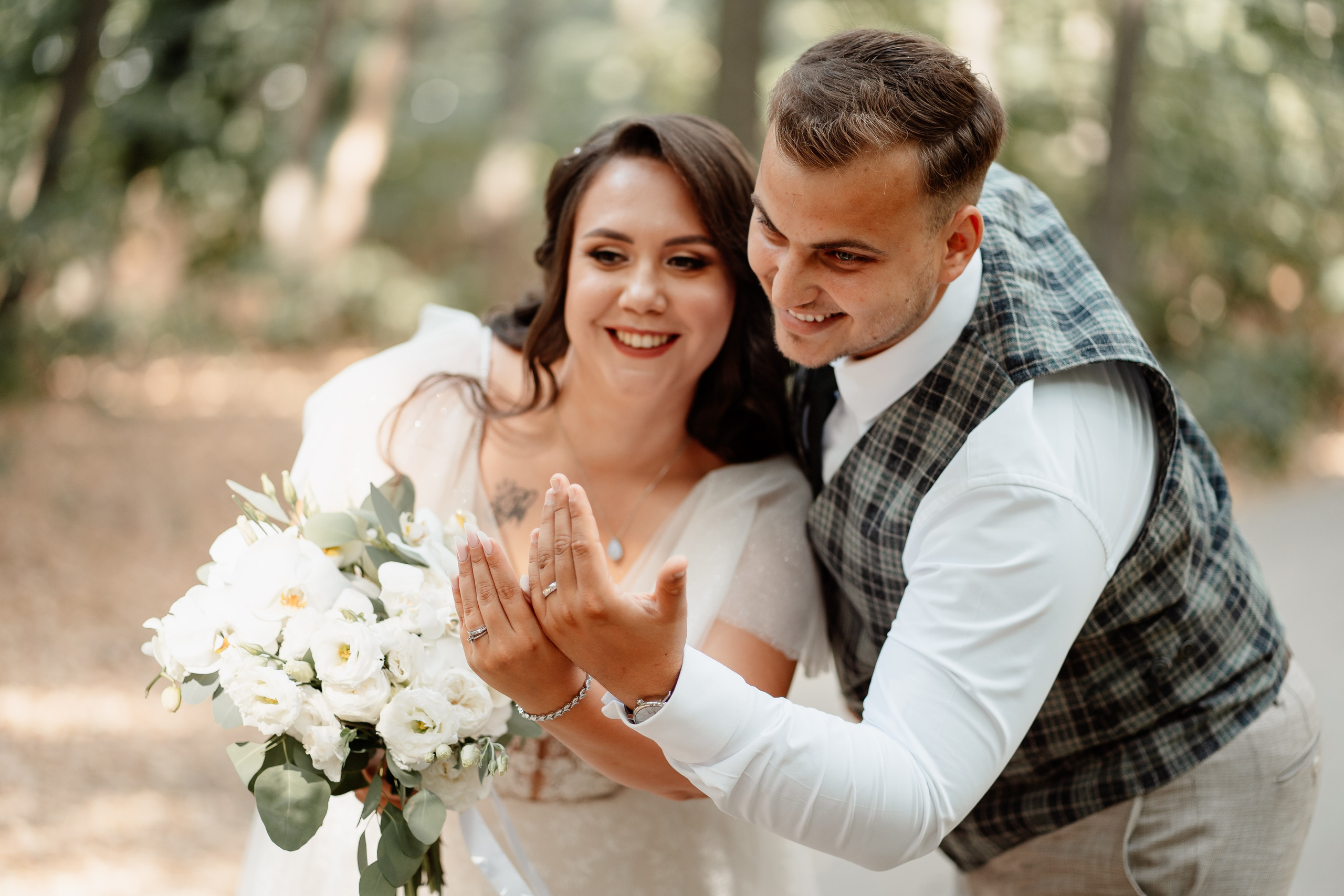 Moment emoționant între miri în ziua nunții, surprins într-un cadru natural și romantic, la Daimon Events. Fotografie de nuntă profesională, editată artistic pentru a evidenția emoția și eleganța evenimentului.