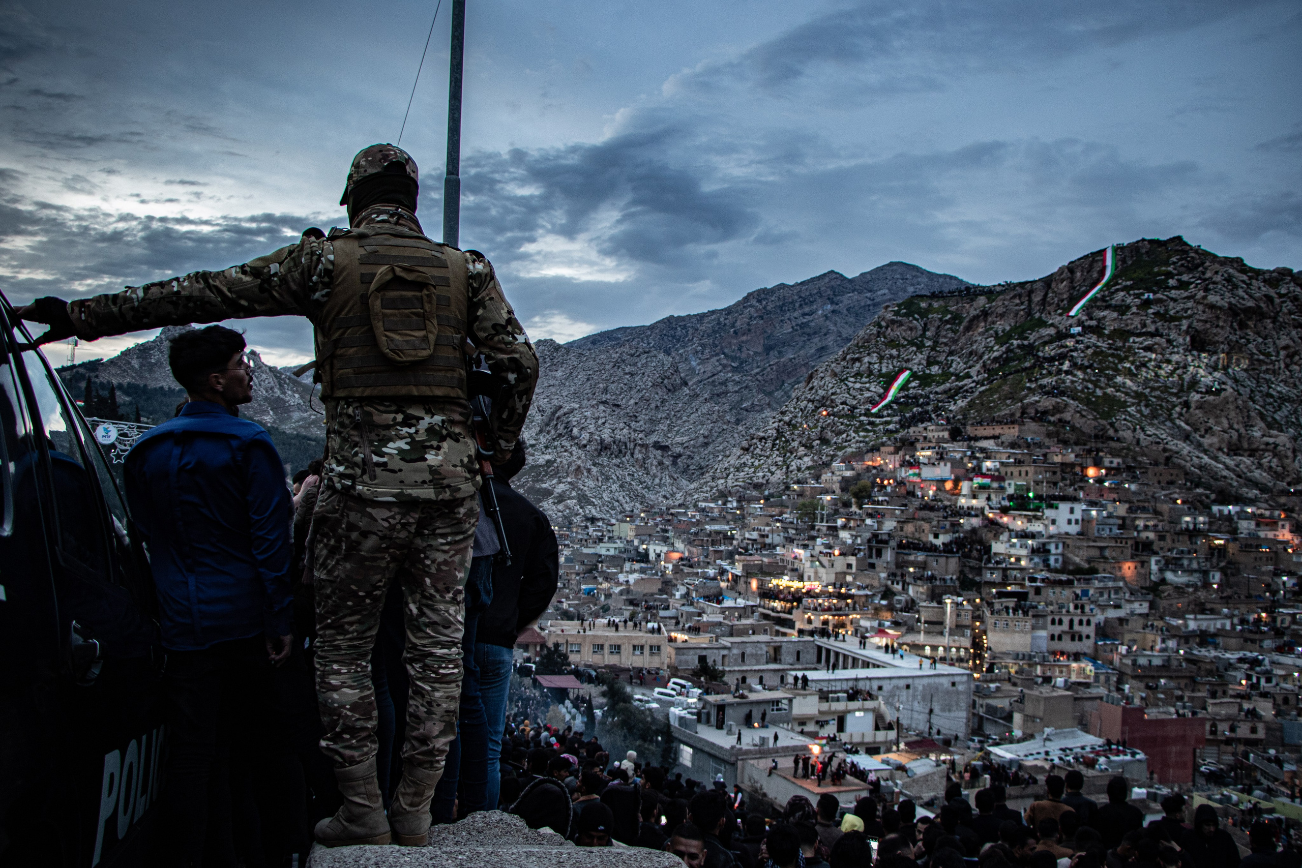 Célébration du Nouvel An kurde à Akre, avec des danses traditionnelles, de la musique et des rassemblements communautaires, marquant Nowruz, la fête du printemps symbolisant le renouveau et l’unité.