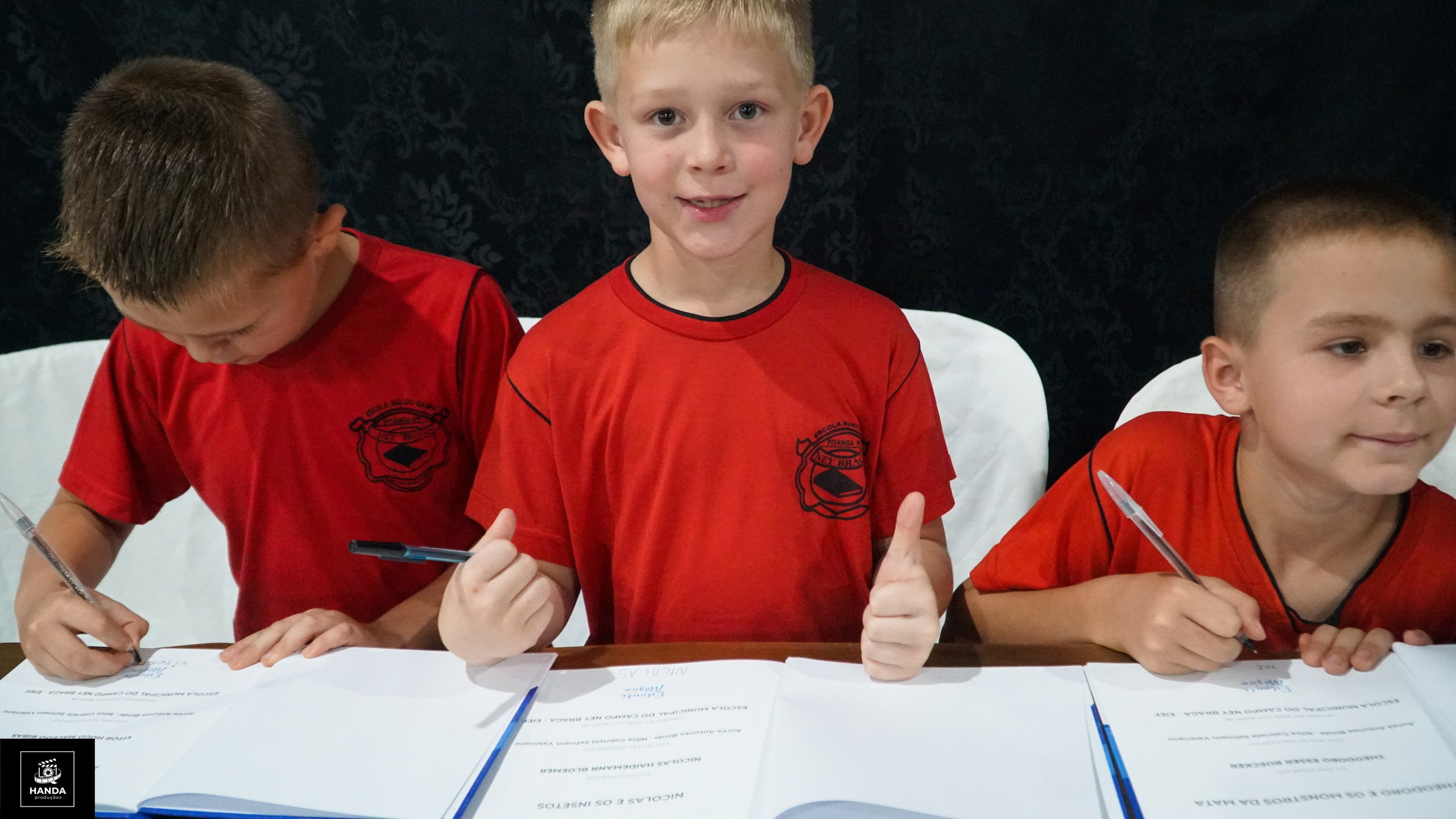 Noite autógrafos colégio Aurélio Buarque de Holanda. Handa Produções