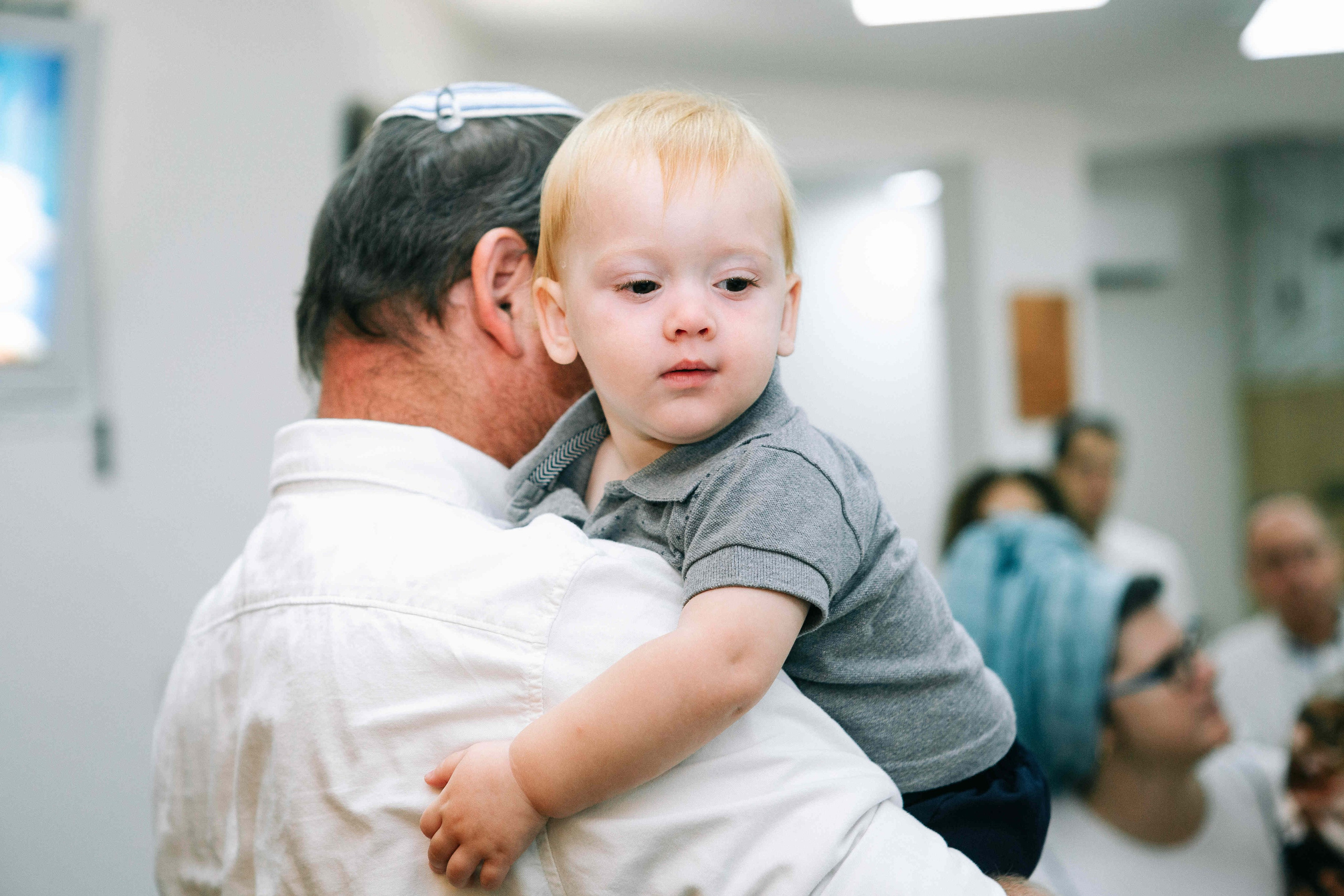 BRITH MILA IN THE SMALL SYNAGOGUE. PHOTOGRAPHER IN ISRAEL