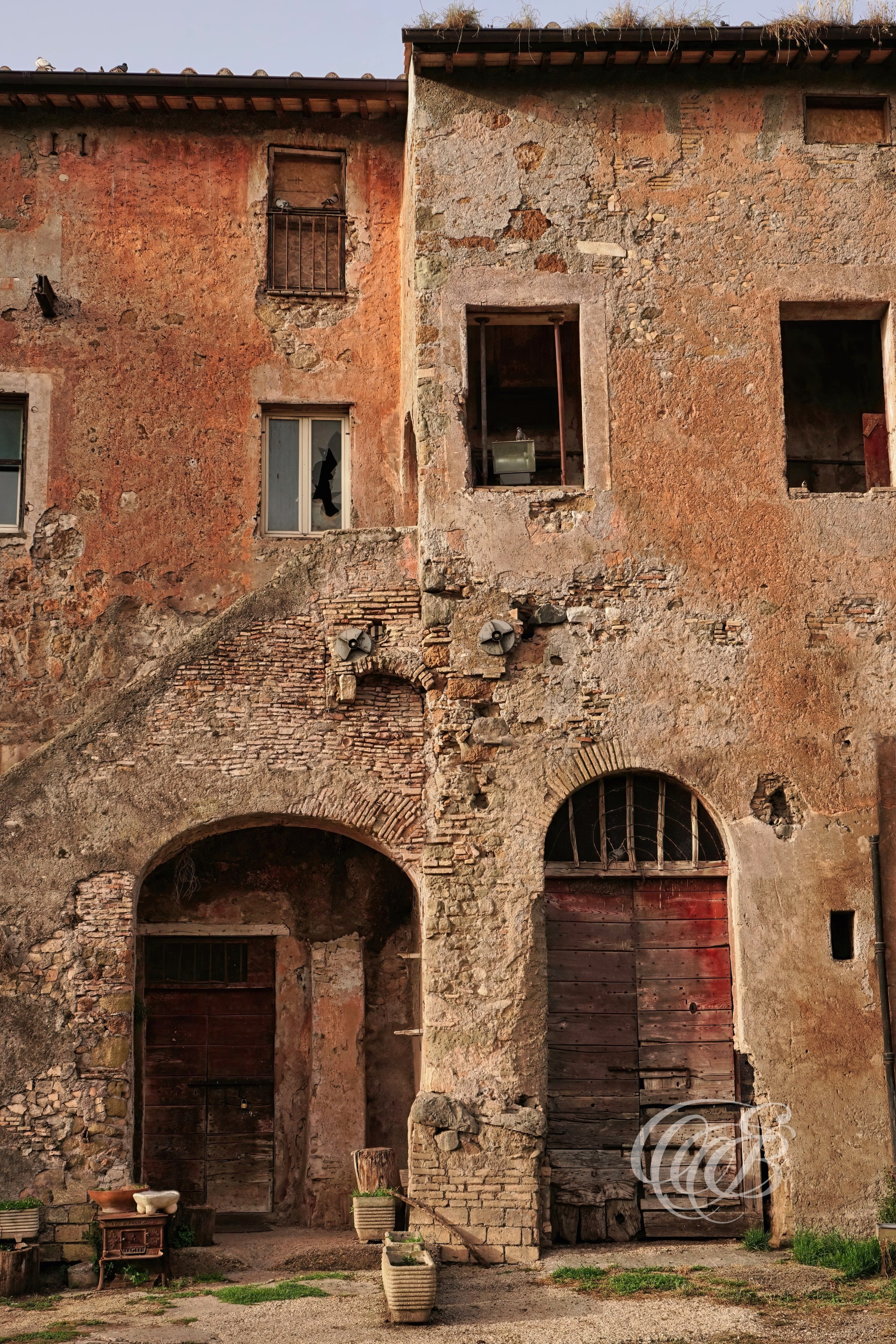 Rome Italy - Old Villa - Eduardo Bartoli Fine Art Photography - Fine art photograph of the weathered facade of an old villa outside Rome, Italy – photography by Eduardo Bartoli.