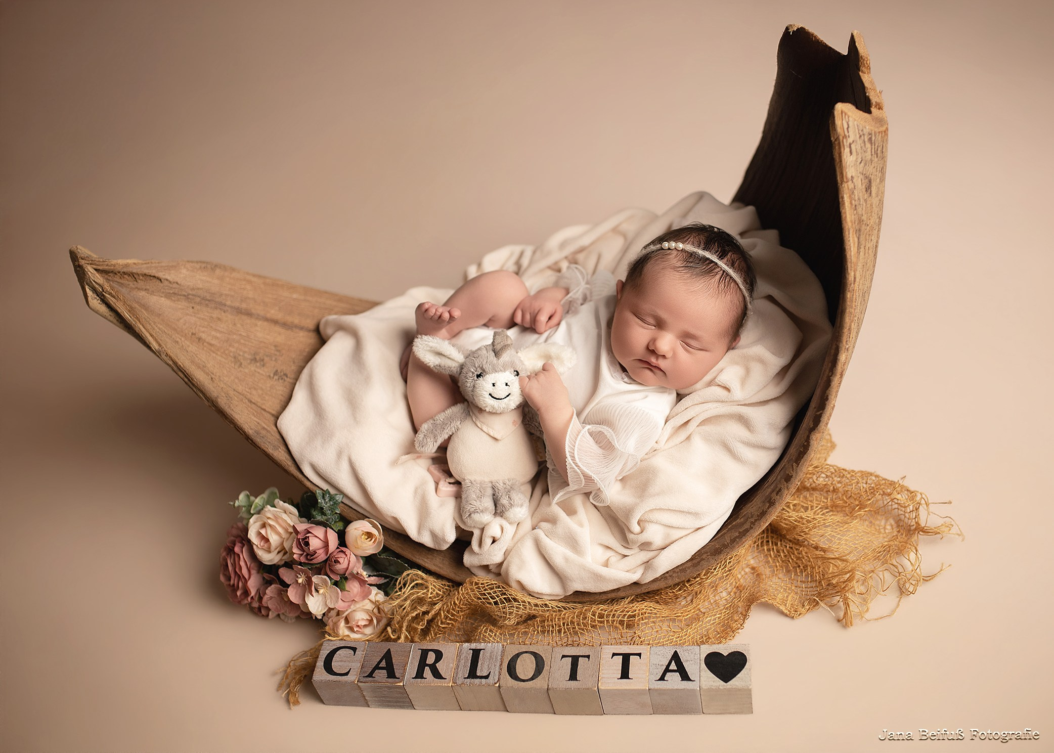 Baby schläft in Bananenschale - Familienfotografie Weißenhorn