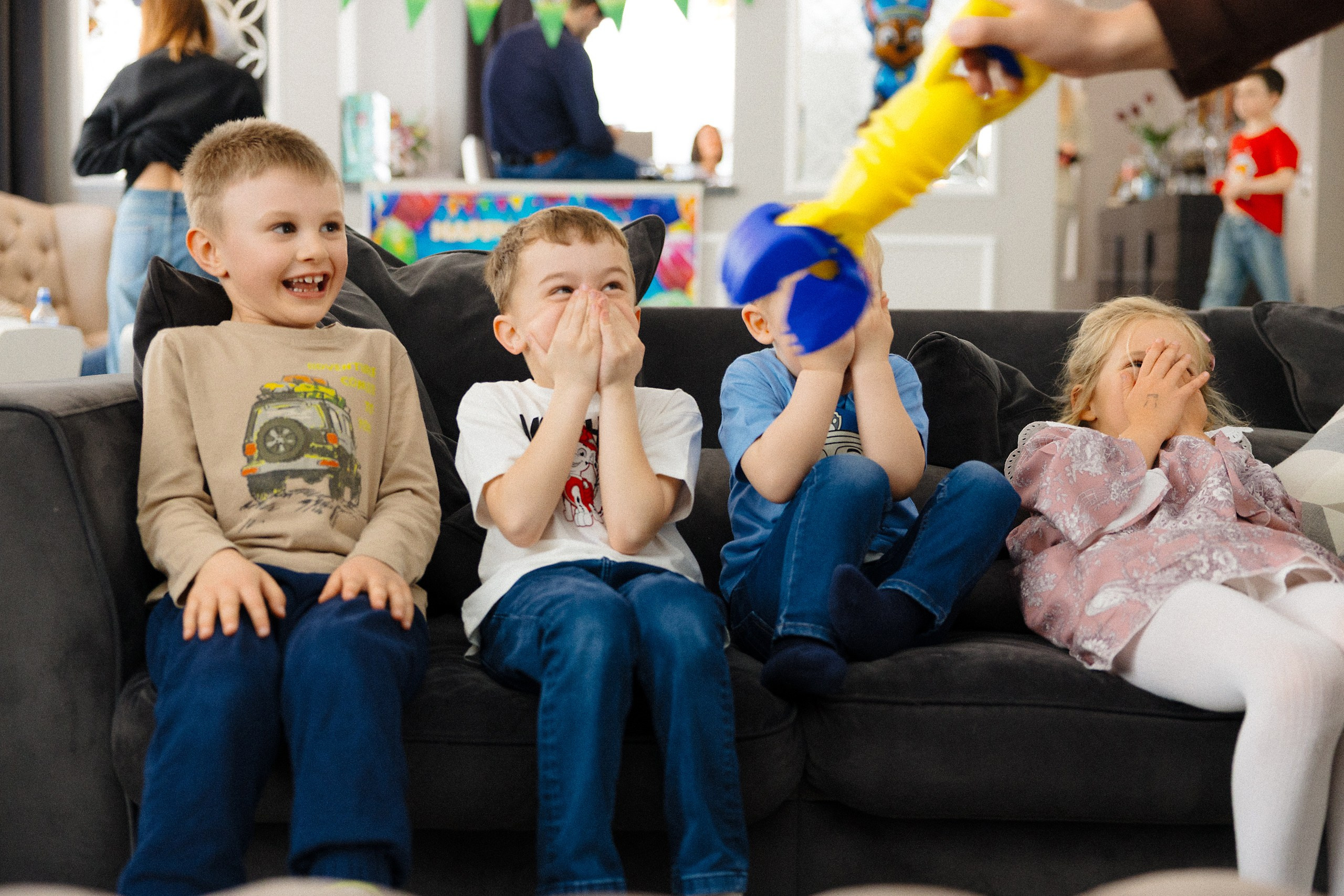 Фотосъёмка детского дня рождения с аниматором и фольгированной дискотекой в Риге. Евгений Тимофеев | Свадебный и контент-фотограф и видеограф в Риге