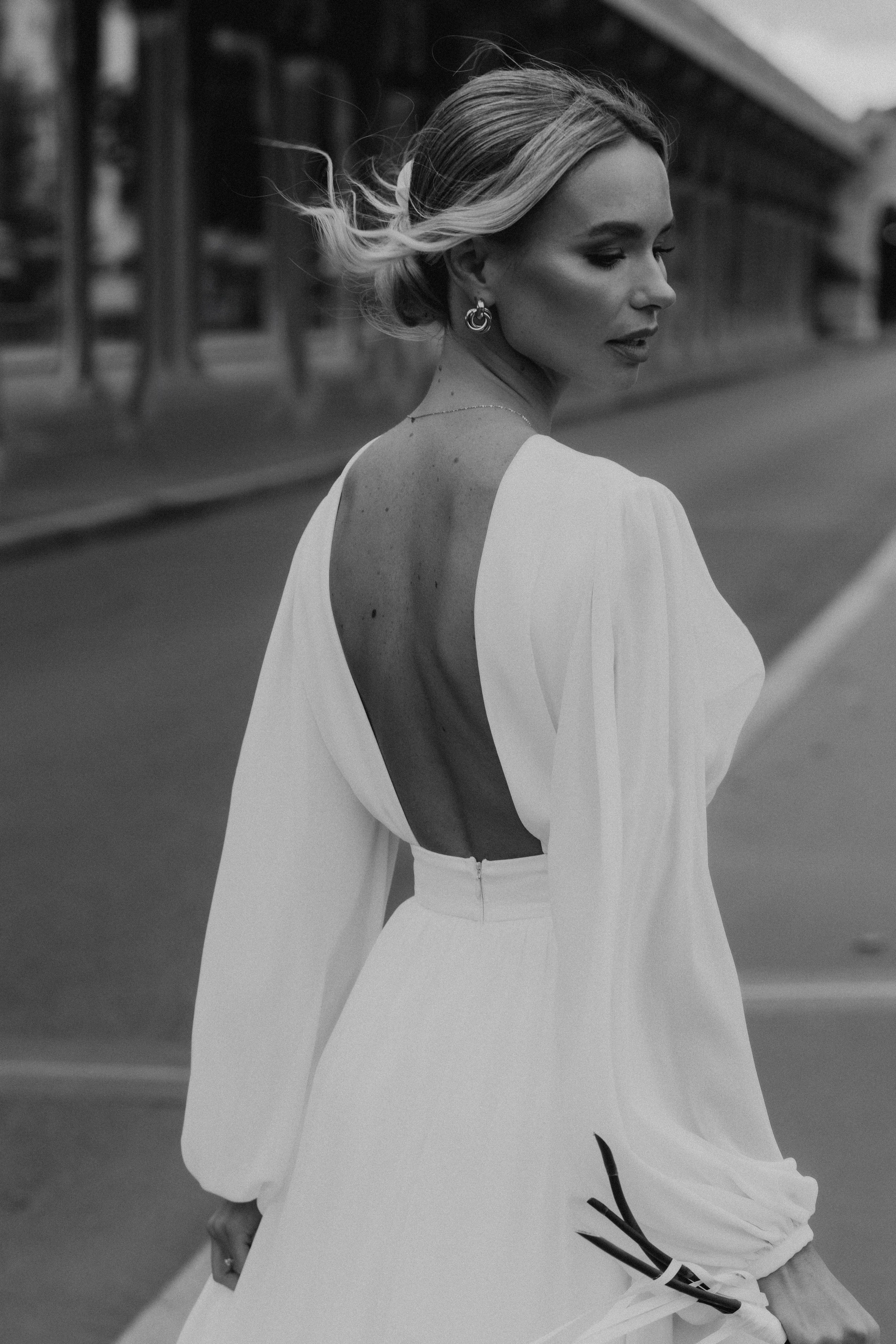 Elopement à Paris près de la Tour Eiffel — une histoire en noir et blanc. Photographe de mariage à Paris