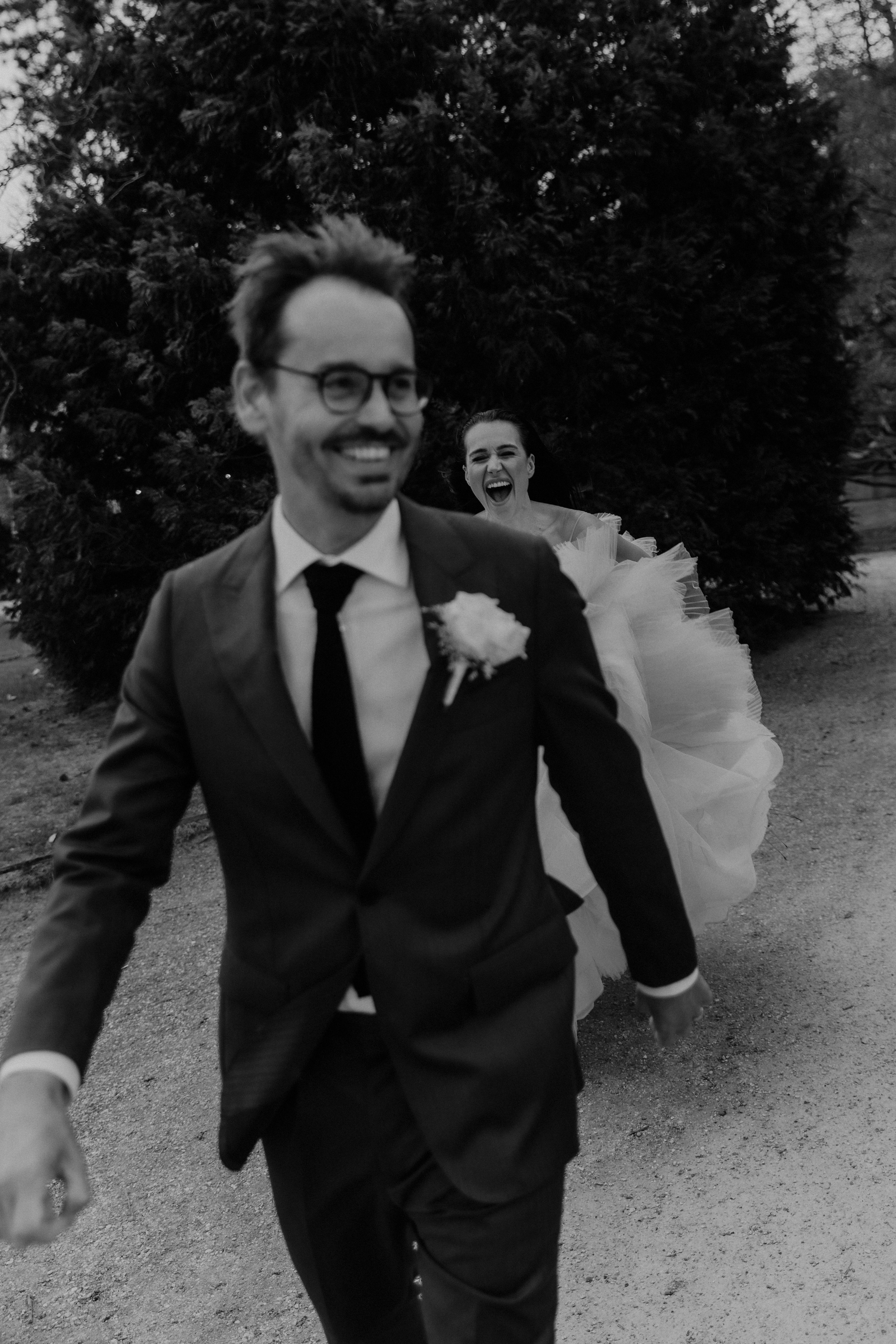 Suzi & Alex | Paris Wedding with a Vintage Car. Paris Wedding Photographer