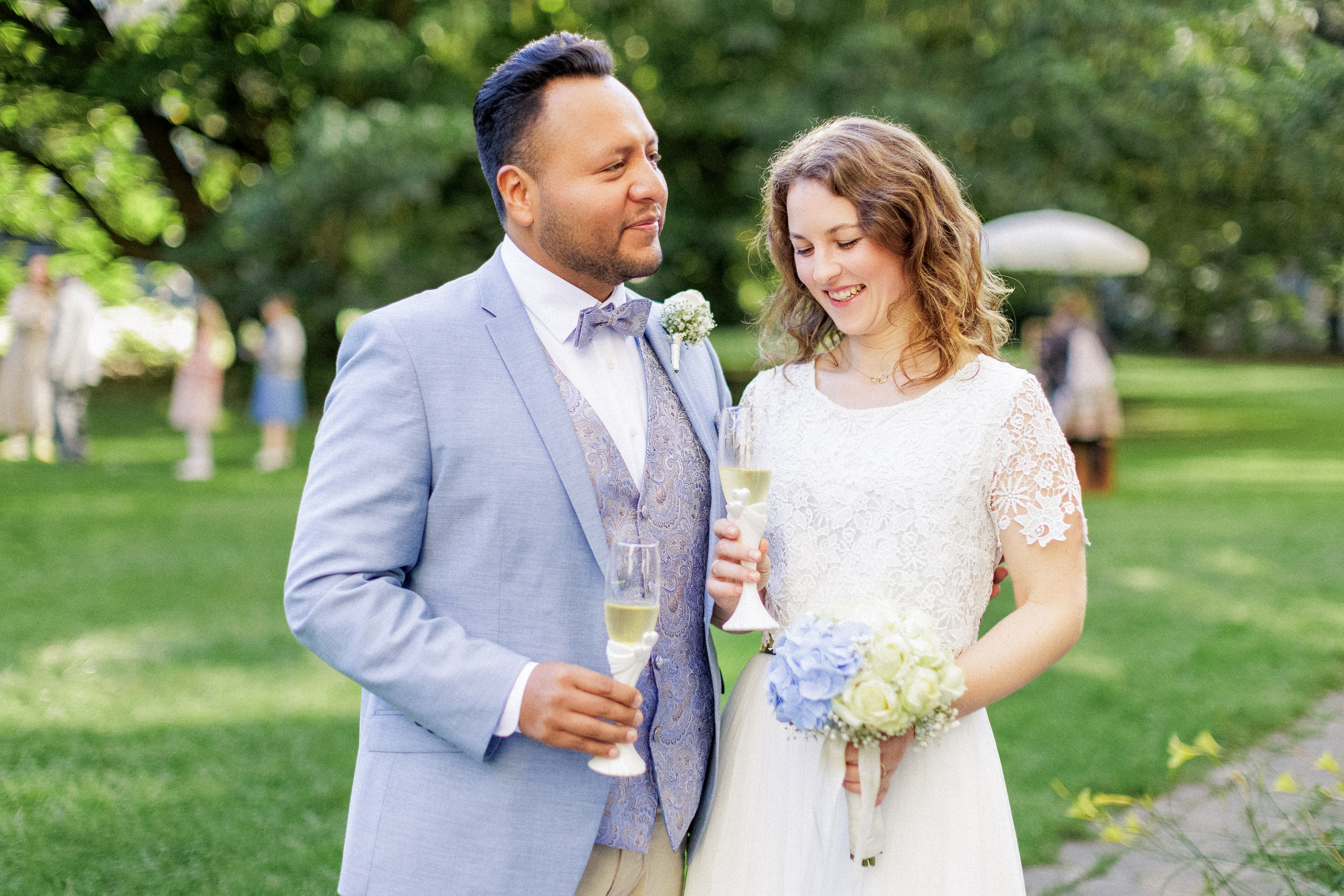 Traumhochzeit im Bobby Reich | Moderne Liebe am Hamburger Alsterufer. Hochzeitsfotograf und Hochzeitsvideograf aus Hamburg | Roka21Film